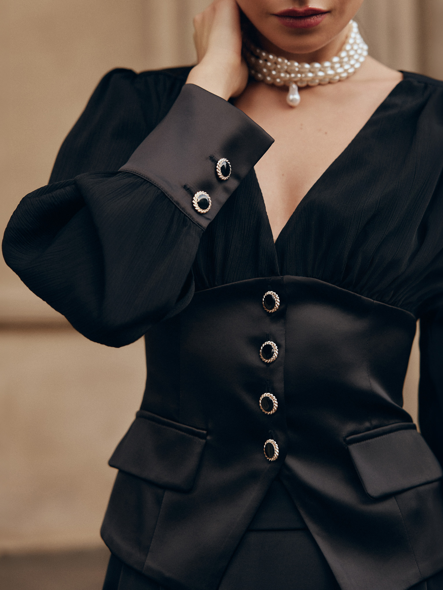 Bluse mit Taillenband und großem Knopfverschluss