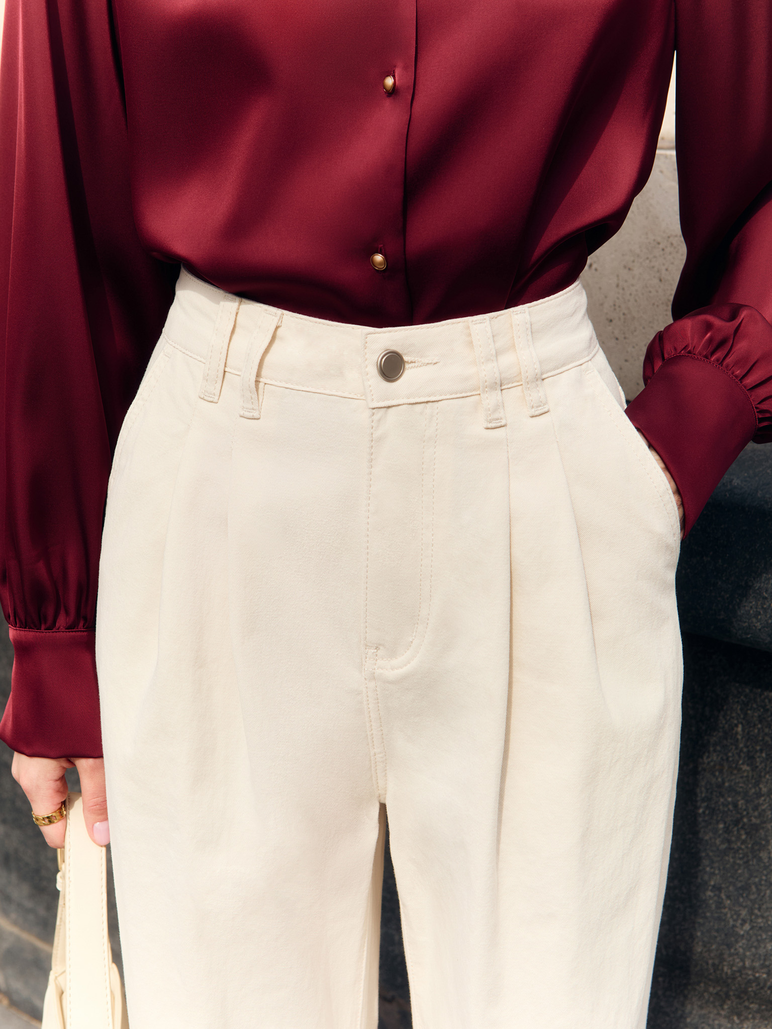 Loose jeans with pleats at the waist