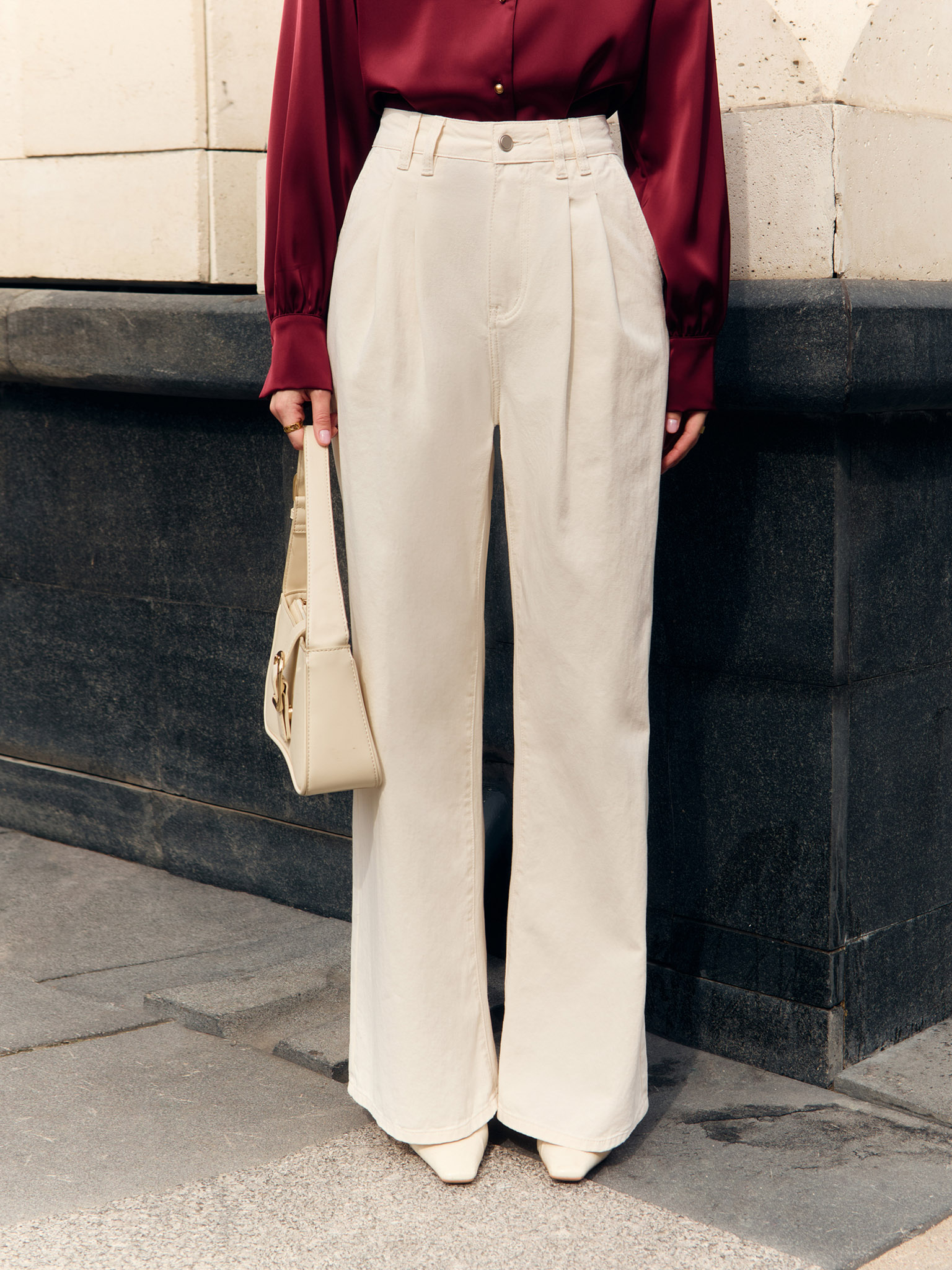 Loose jeans with pleats at the waist