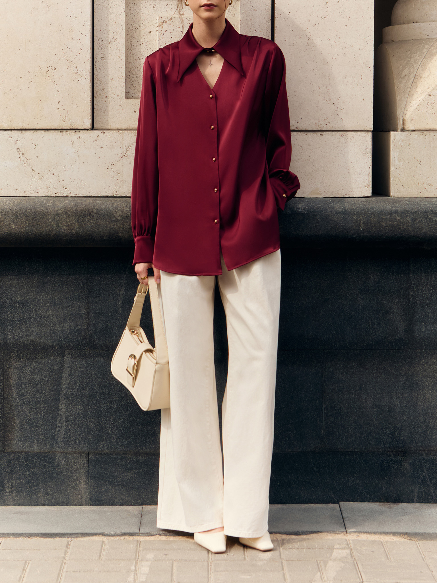 Loose jeans with pleats at the waist