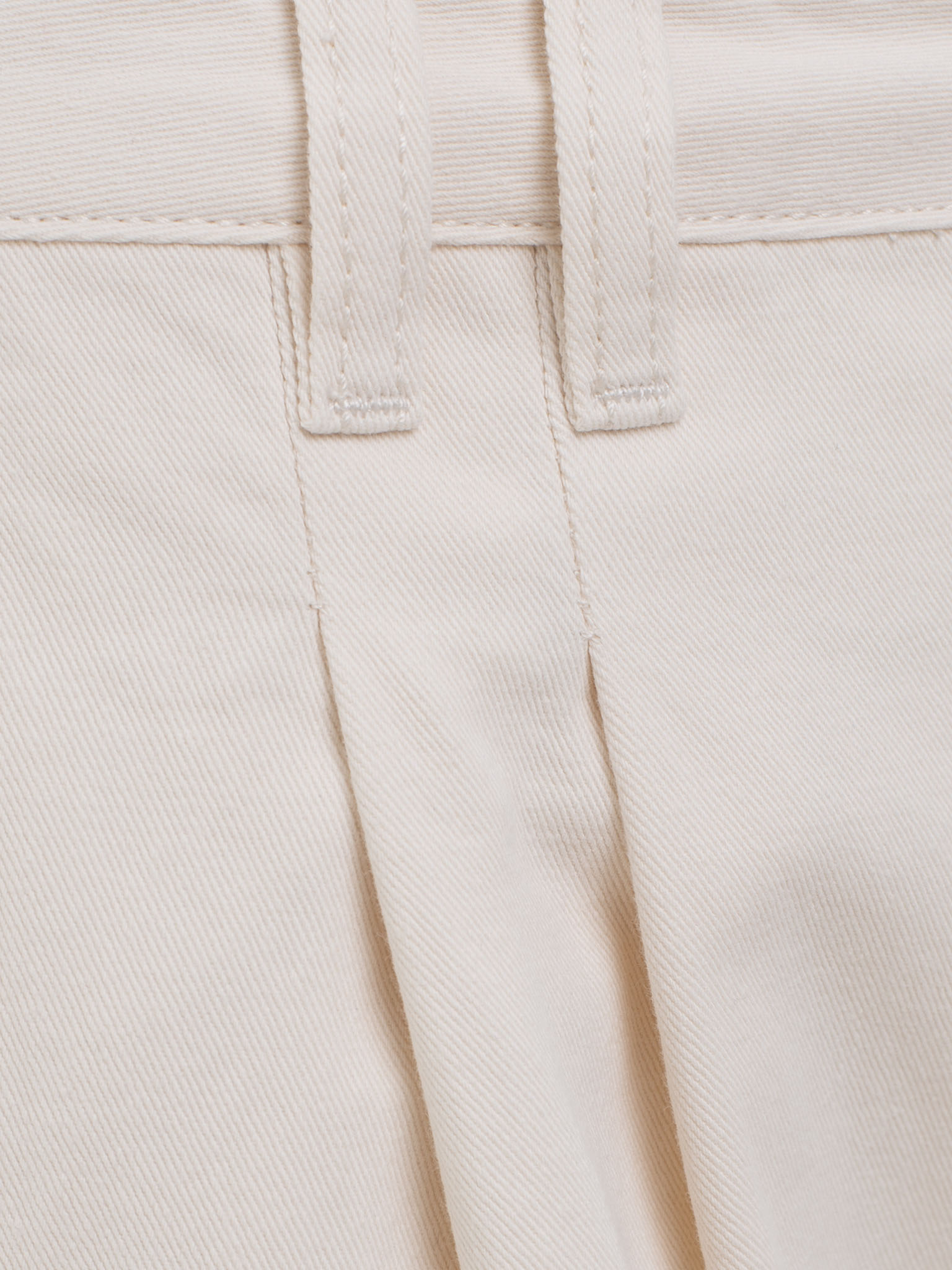 Loose jeans with pleats at the waist