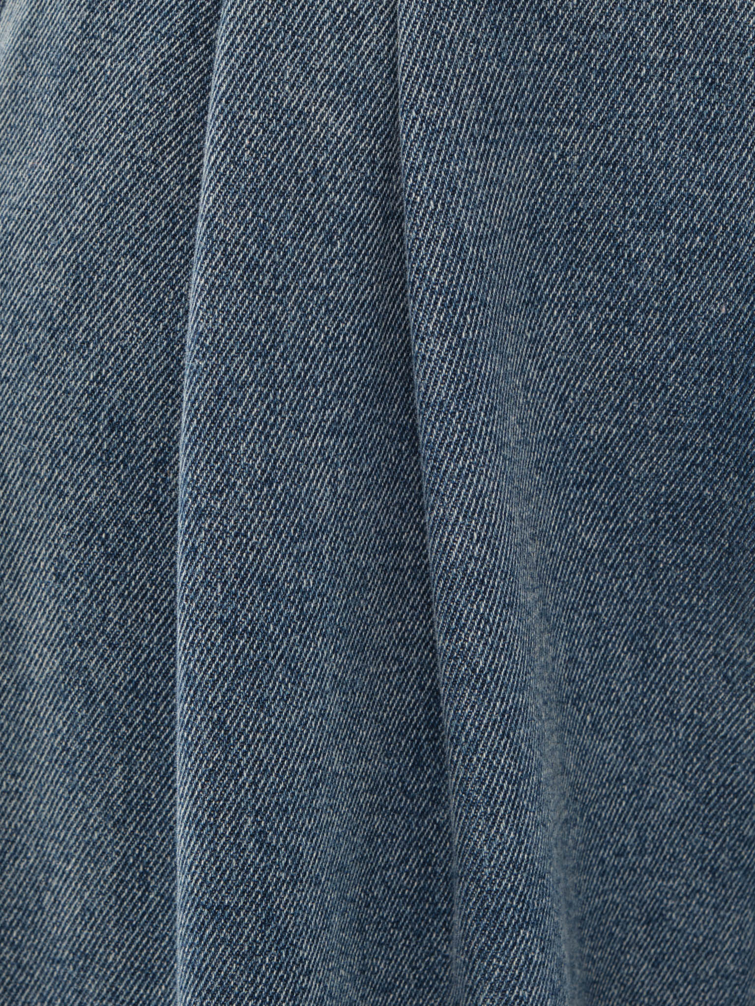 Loose jeans with pleats at the waist