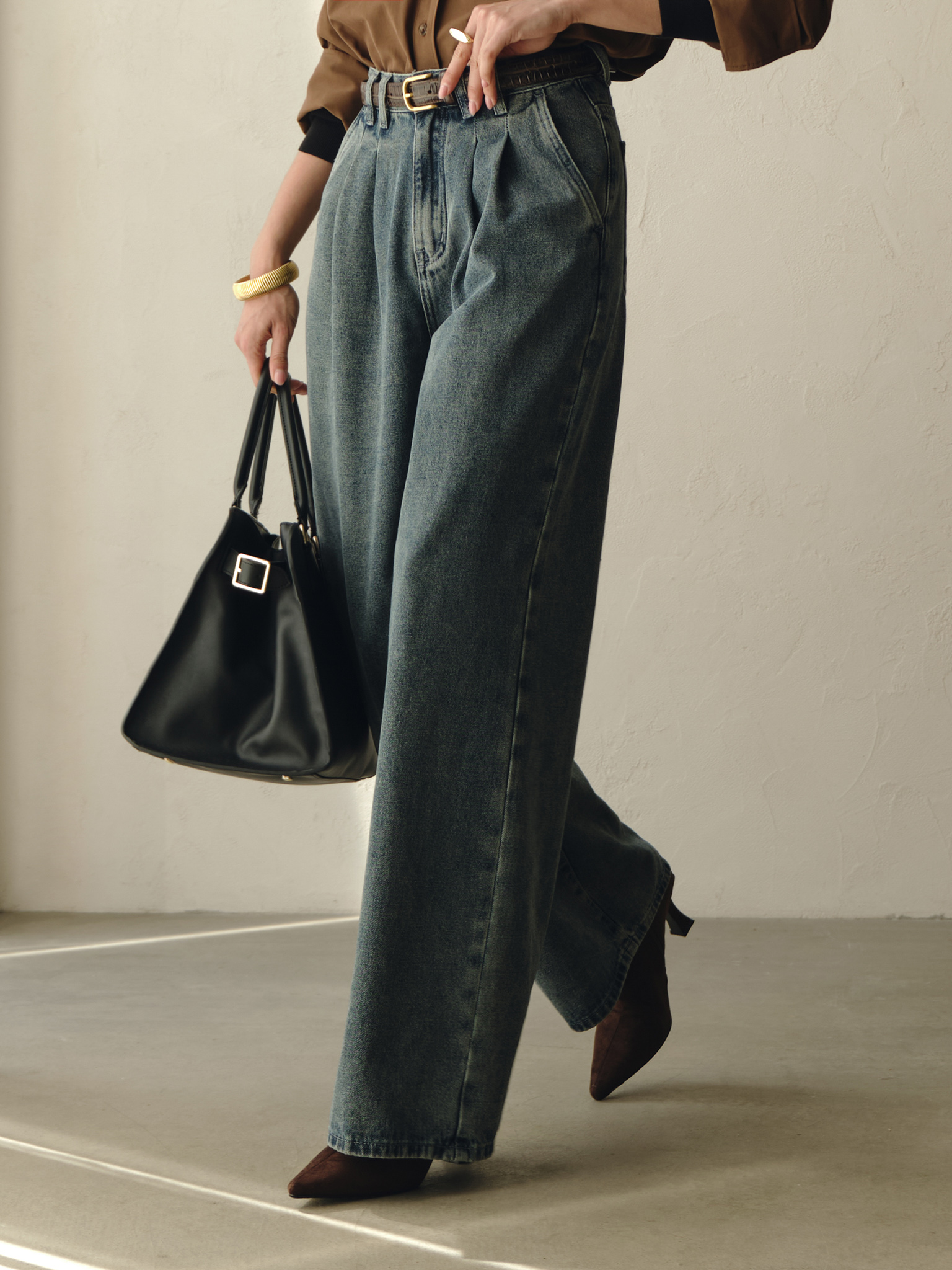 Loose jeans with pleats at the waist