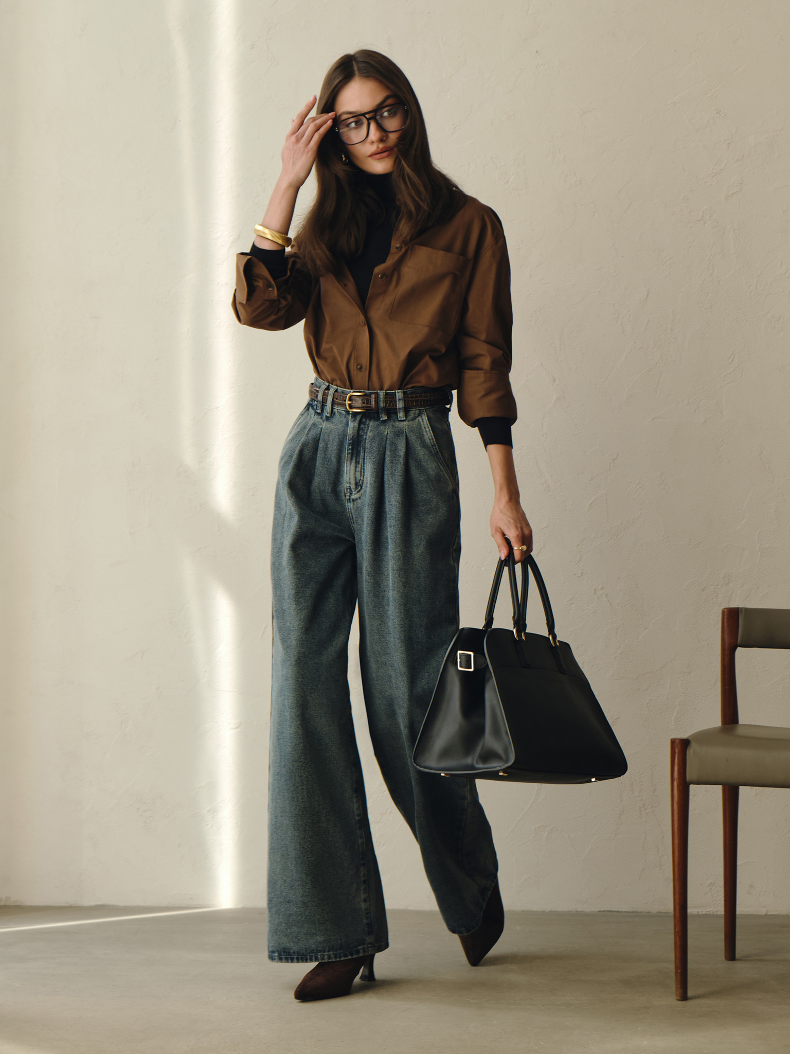 Loose jeans with pleats at the waist