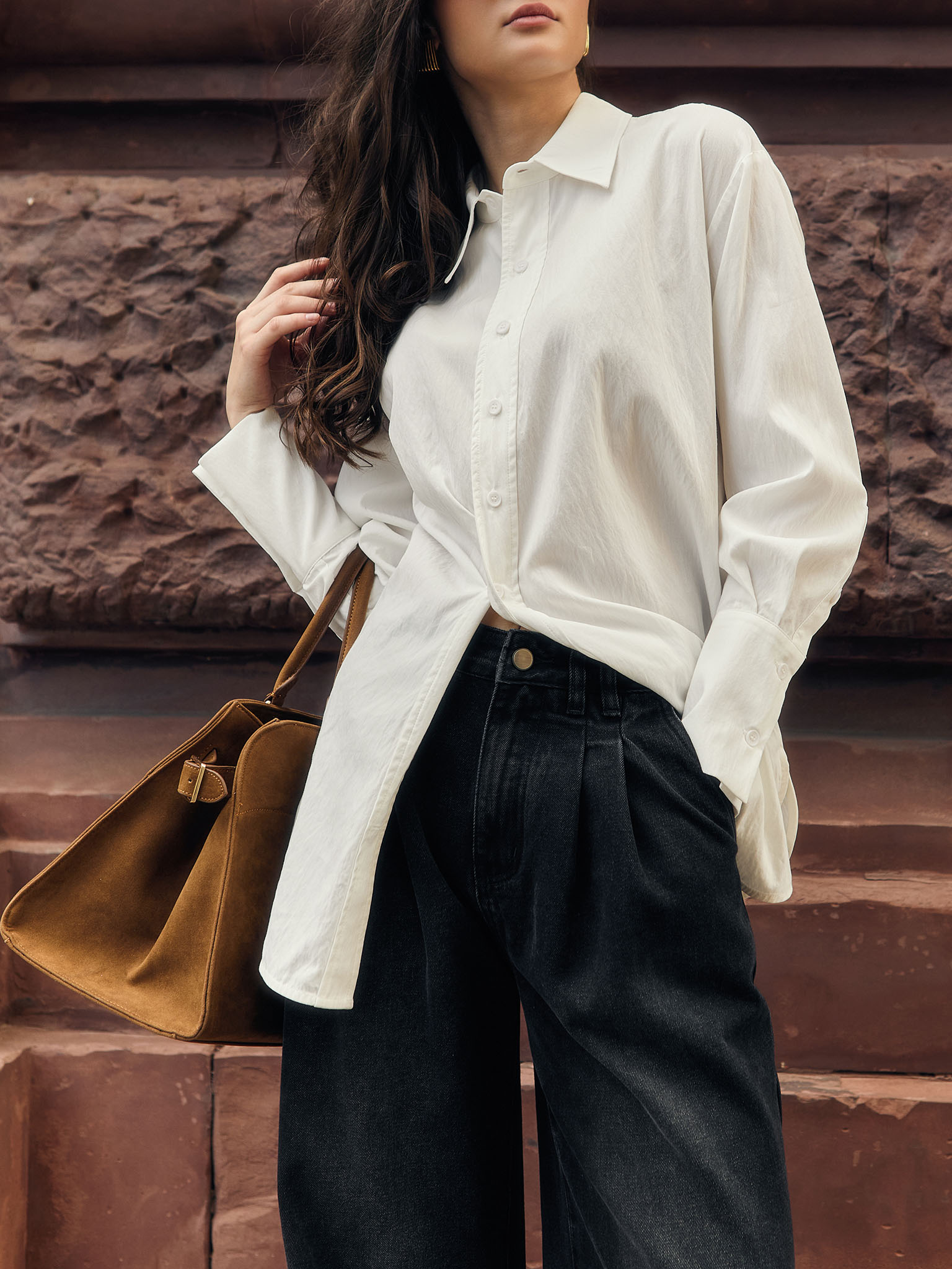 Loose jeans with pleats at the waist