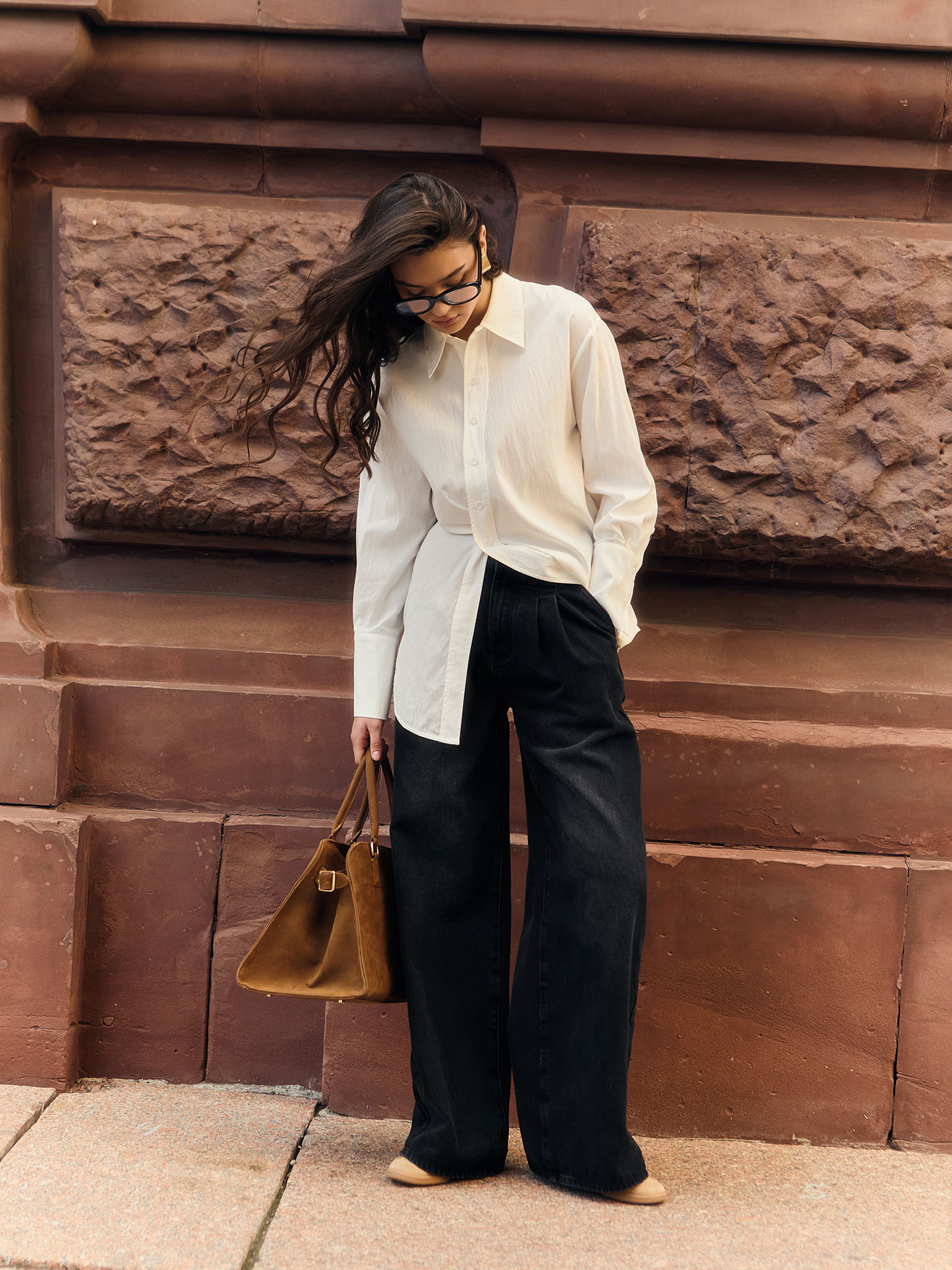 Loose jeans with pleats at the waist