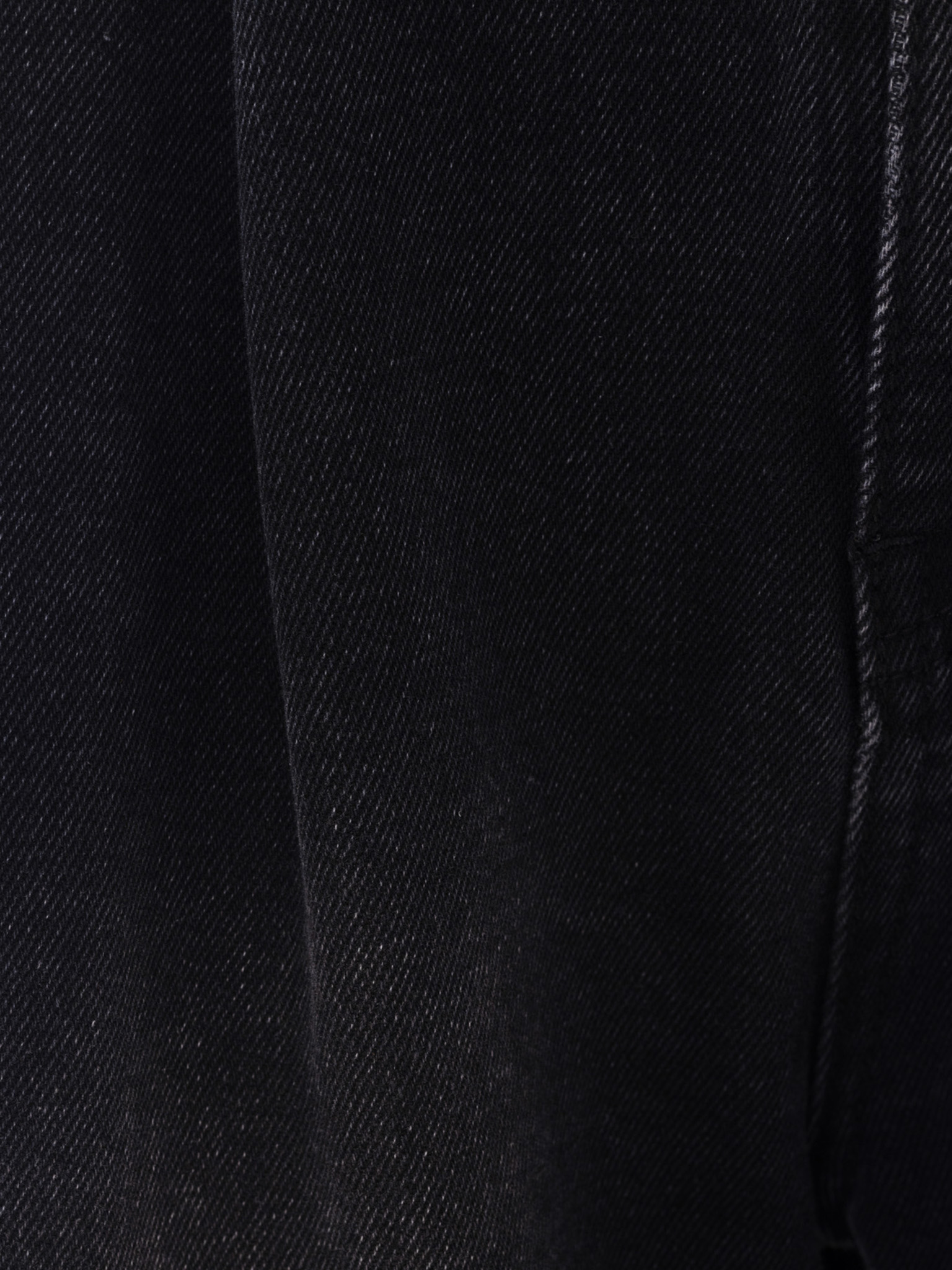 Loose jeans with pleats at the waist