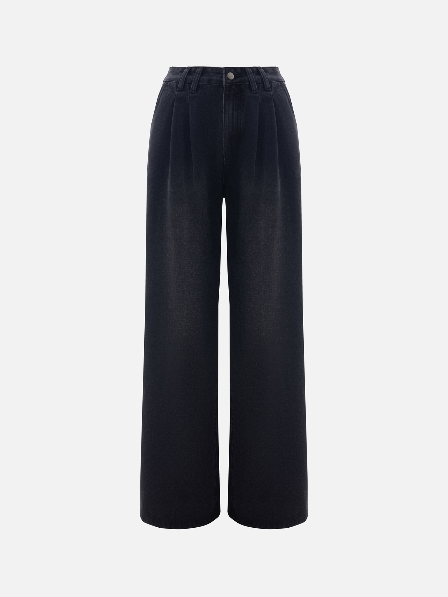 Loose jeans with pleats at the waist