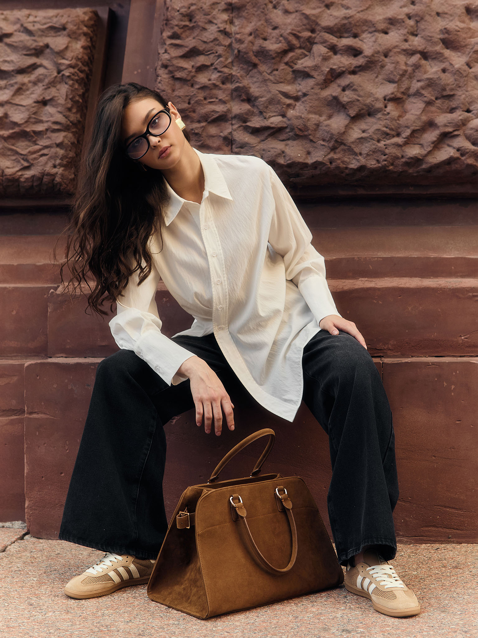 Loose jeans with pleats at the waist