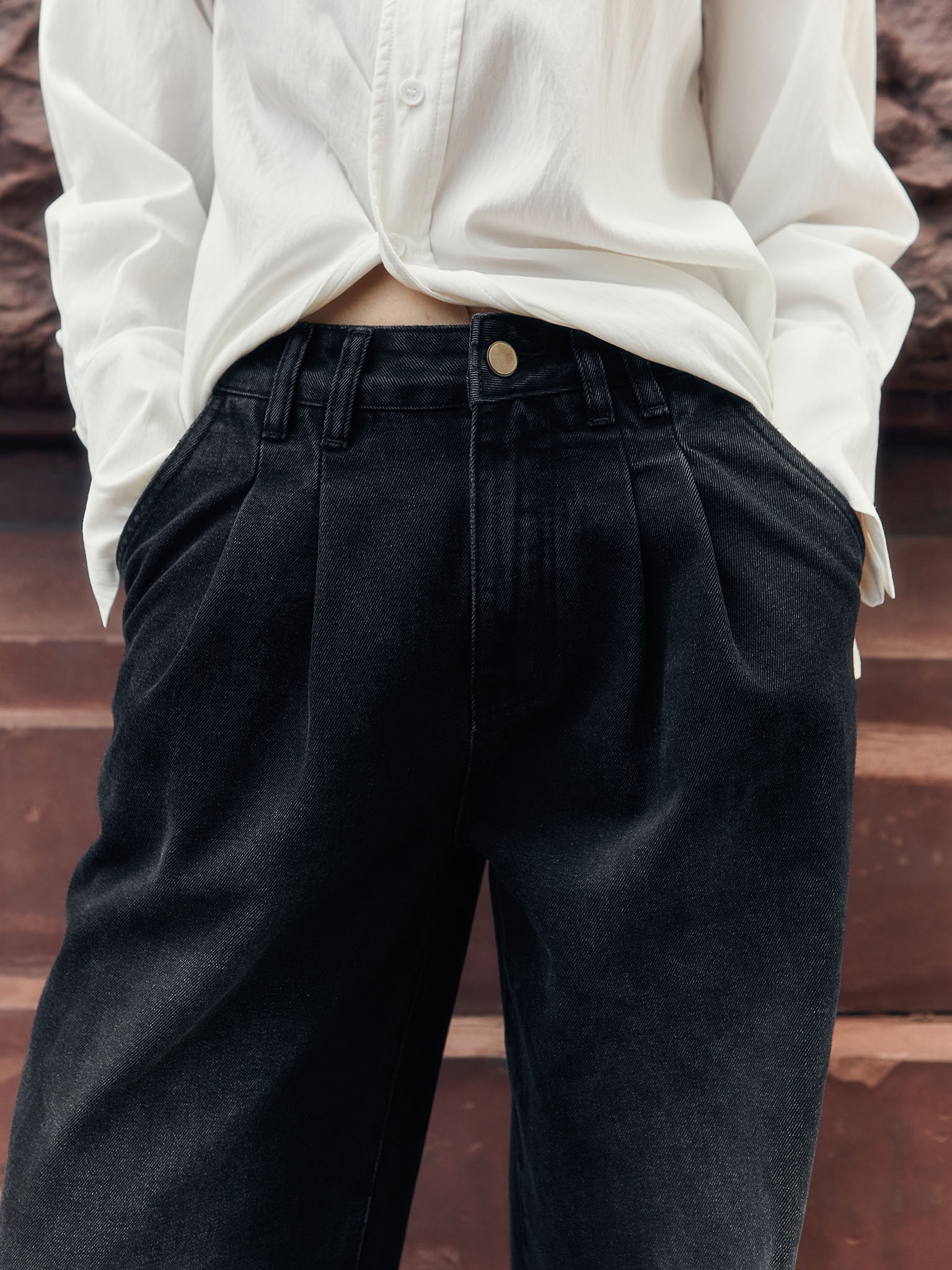 Loose jeans with pleats at the waist