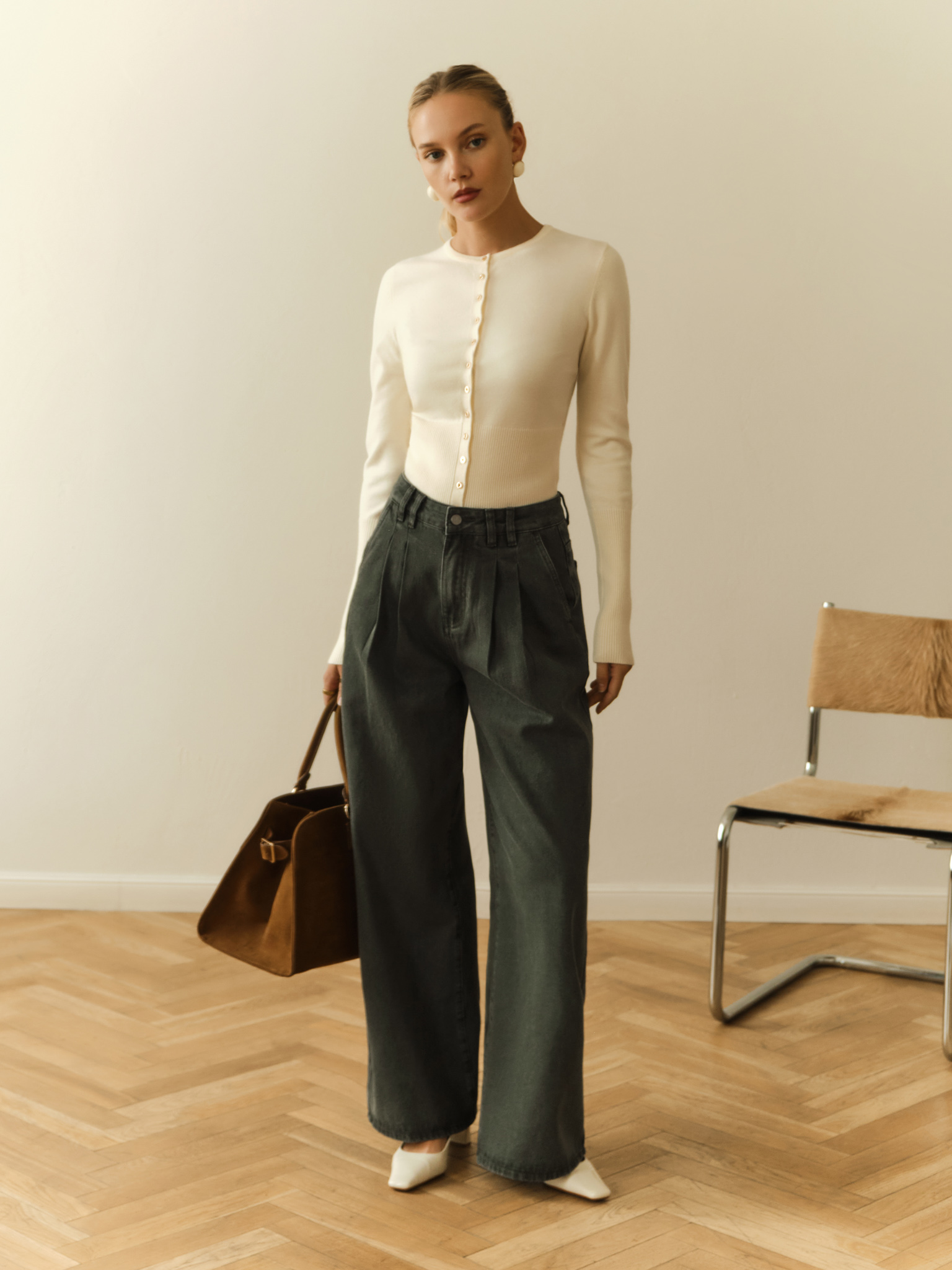 Loose jeans with pleats at the waist