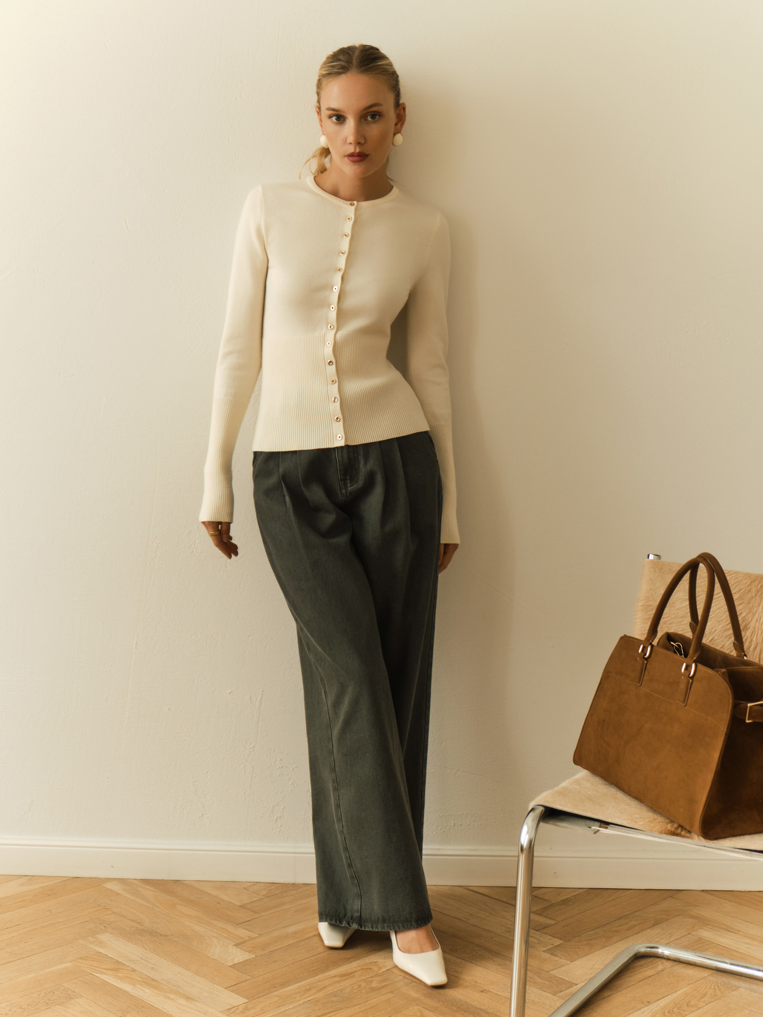 Loose jeans with pleats at the waist