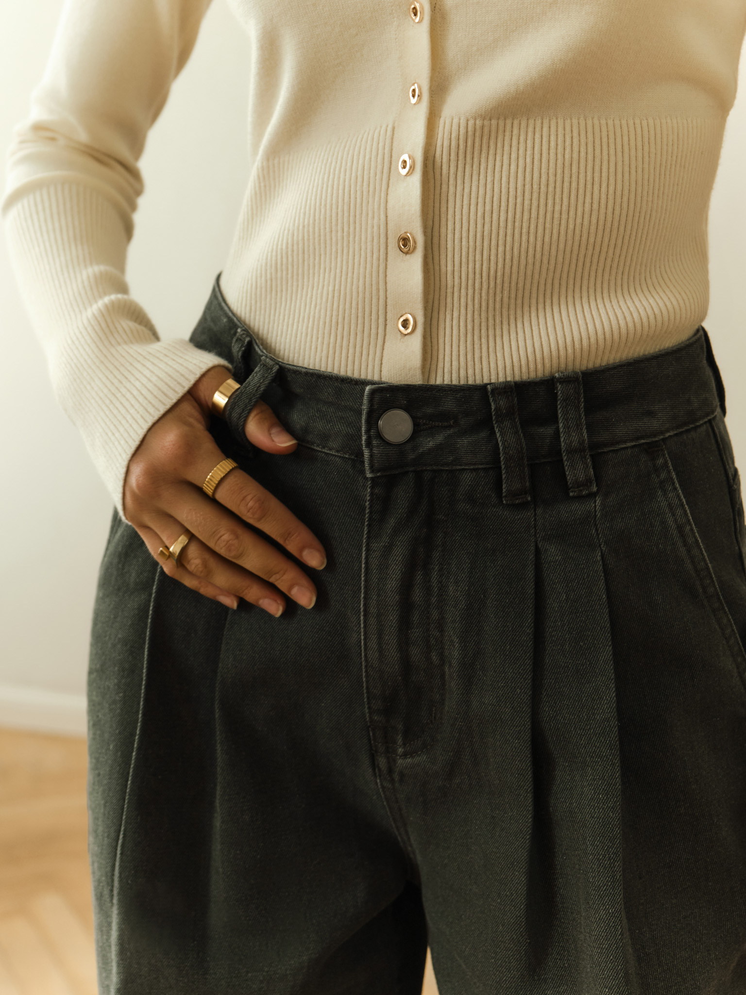 Loose jeans with pleats at the waist