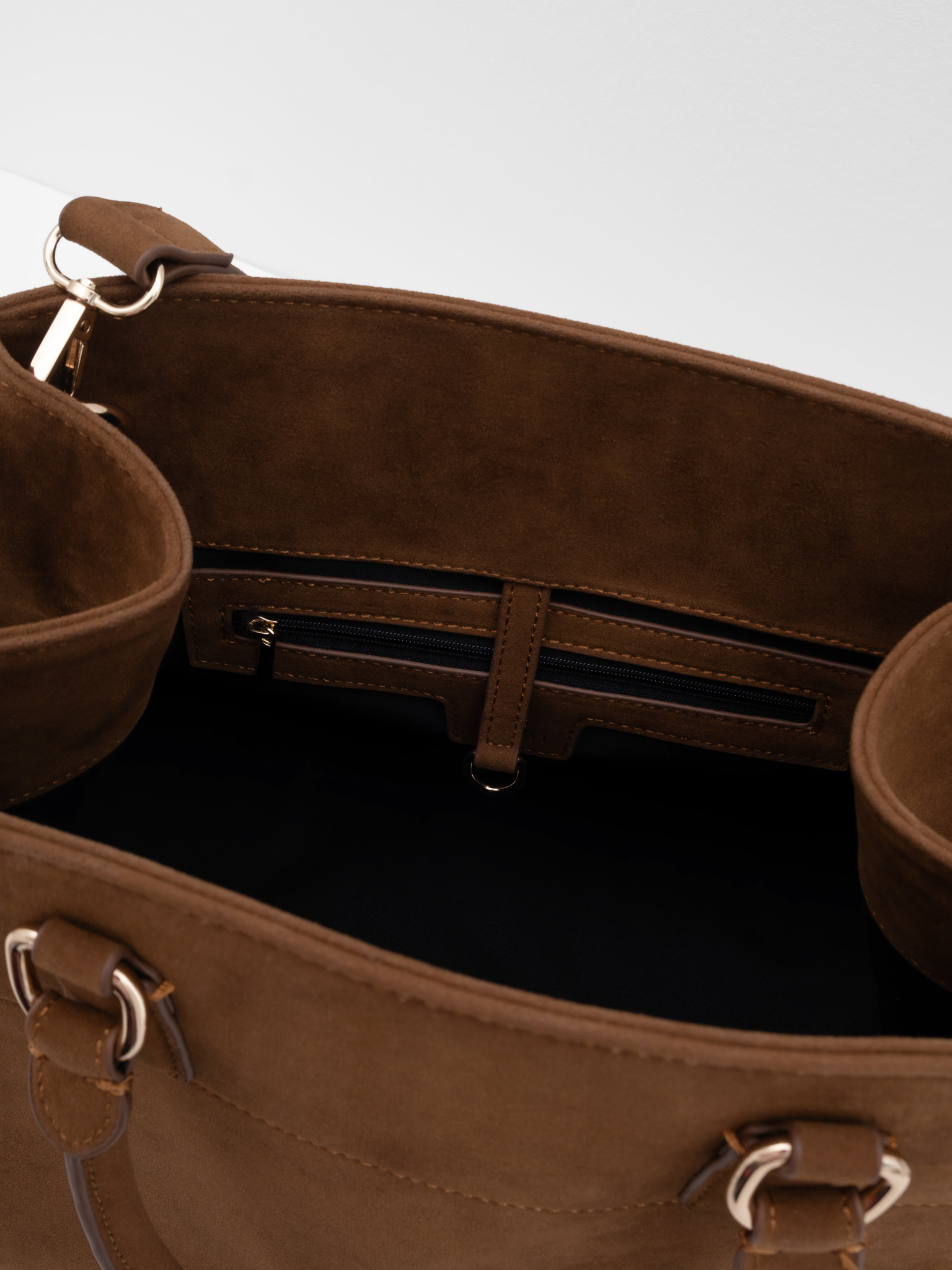 Hard-shell trapezoidal bag with side straps