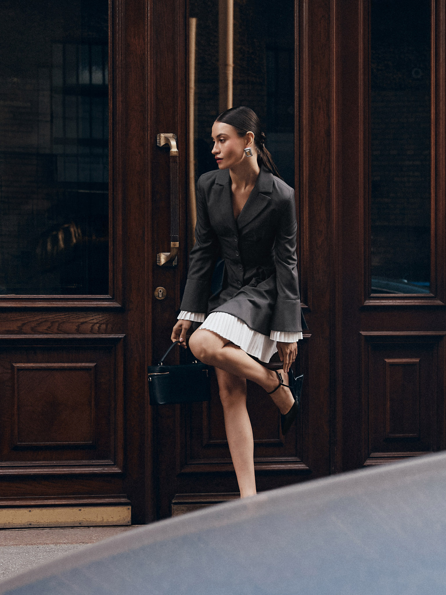 فستان قصير ضيق بإضافات مع طيات