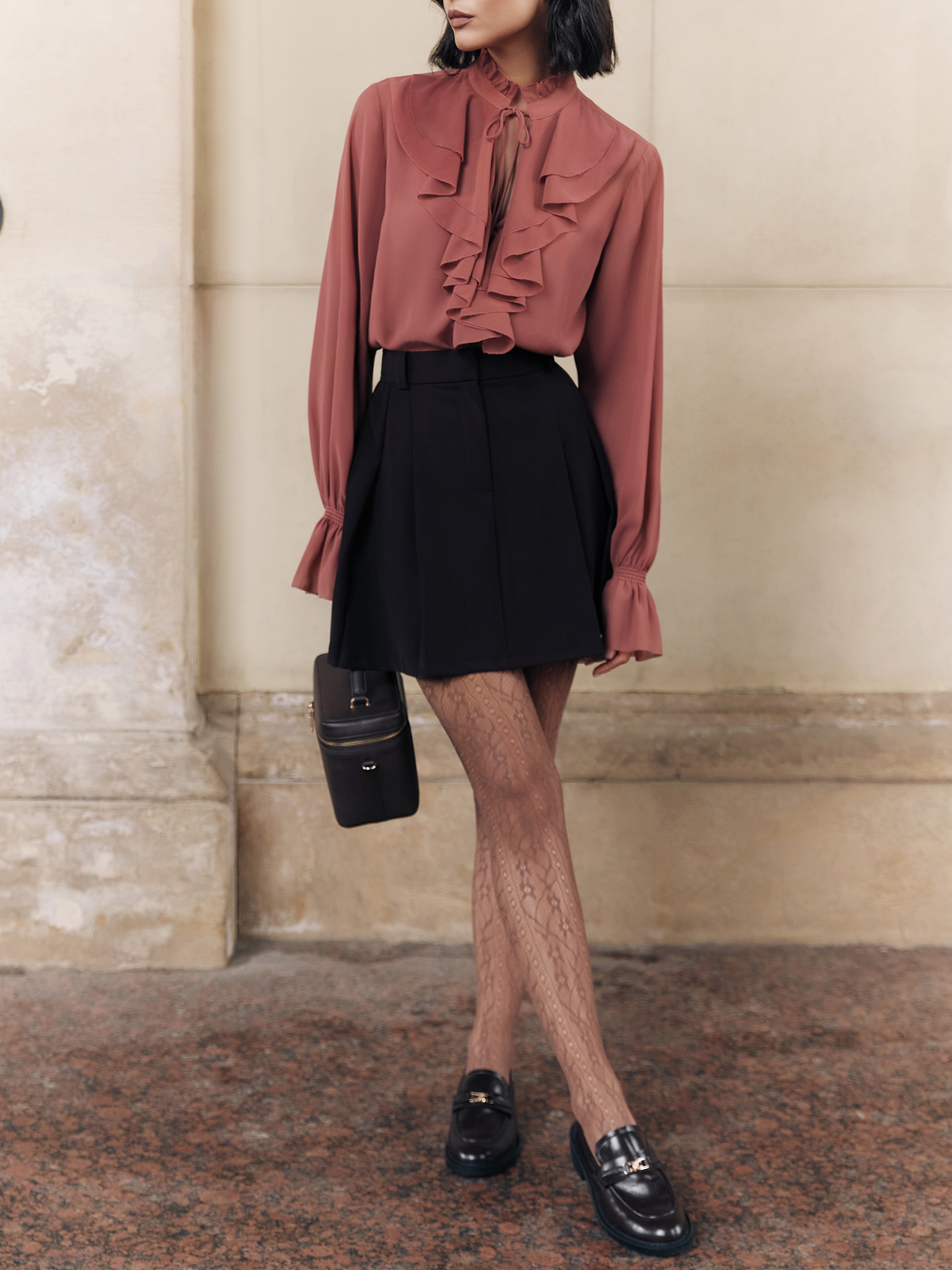 Light blouse with flounces and ties at the collar