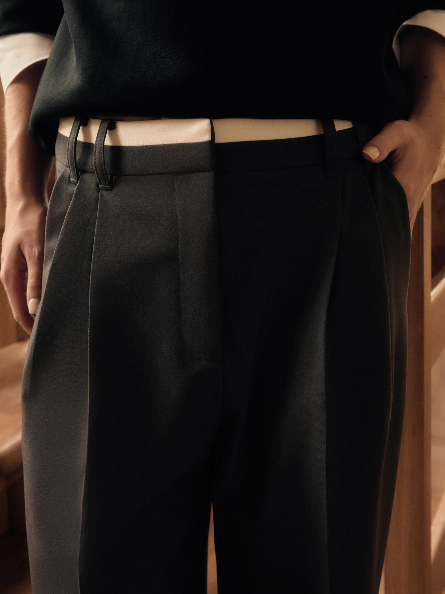 سروال مناسب مع حشوة متباينة على حزام الخصر