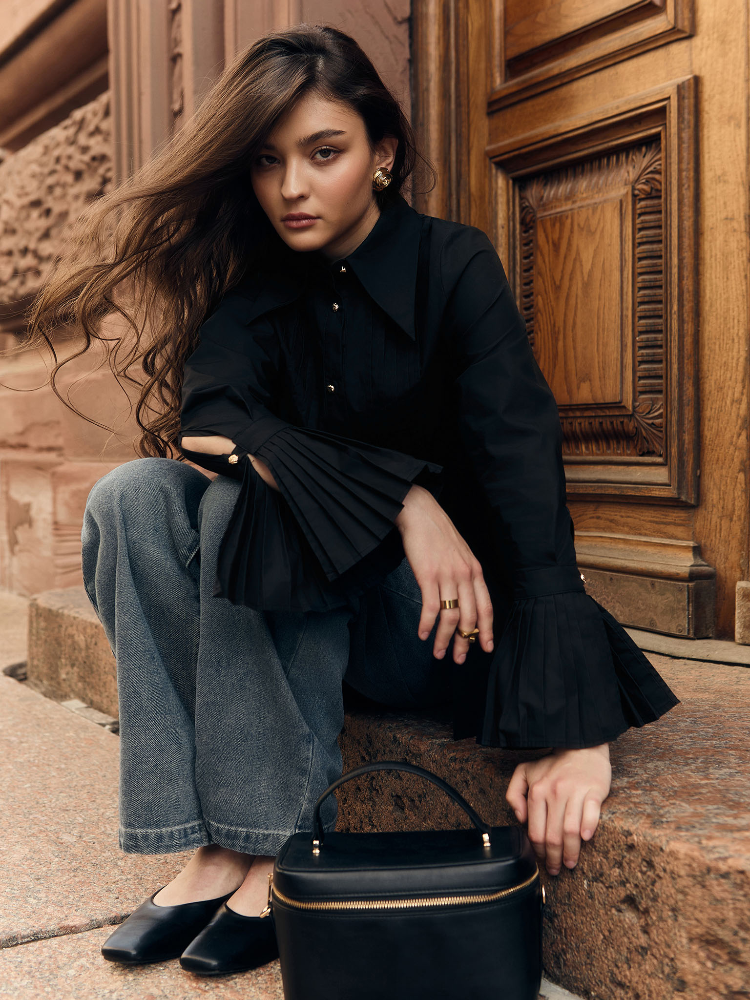 Shirt with pleated cuffs and metal buttons