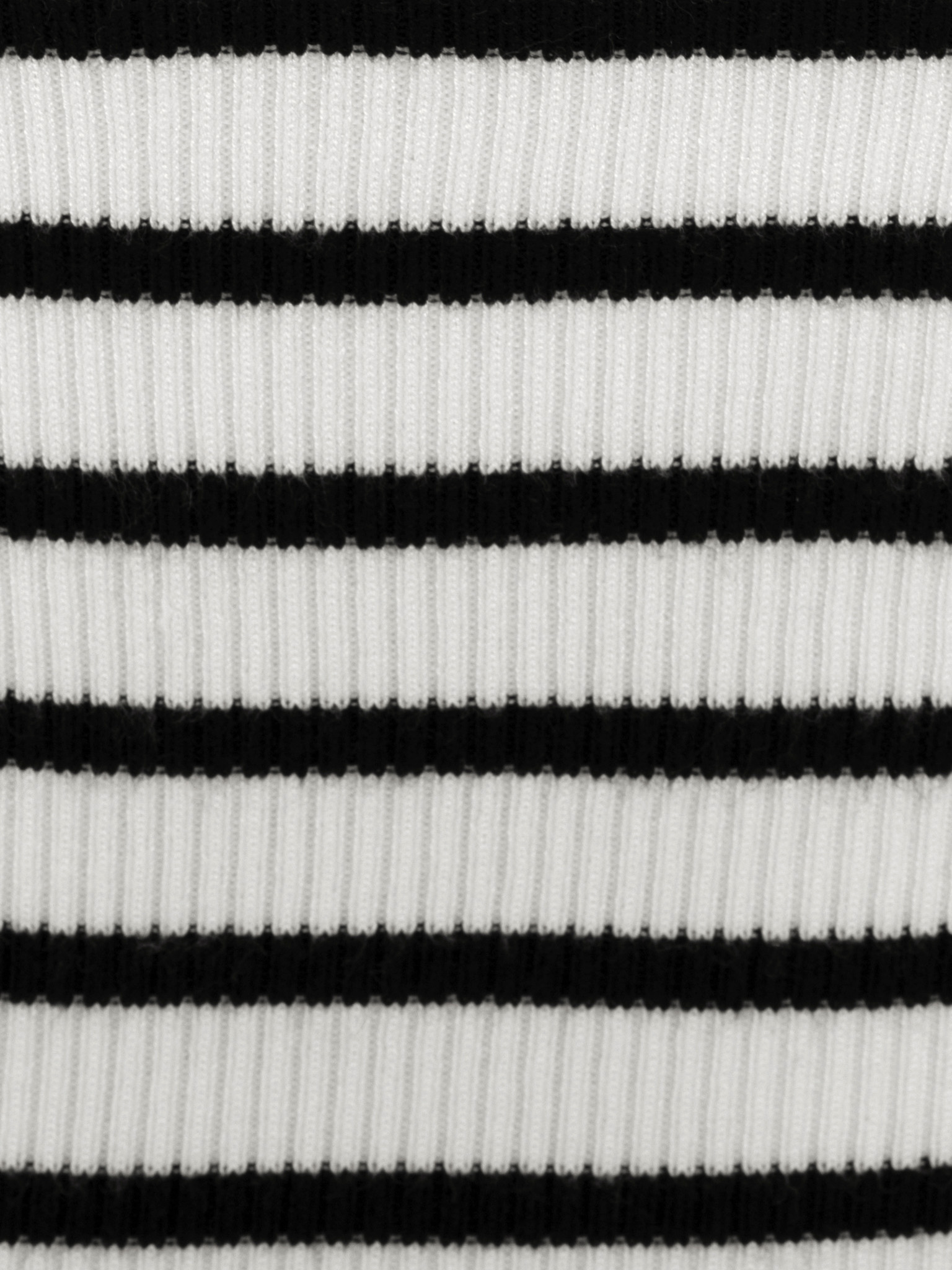 Топ в мелкую полоску со спущенными плечами