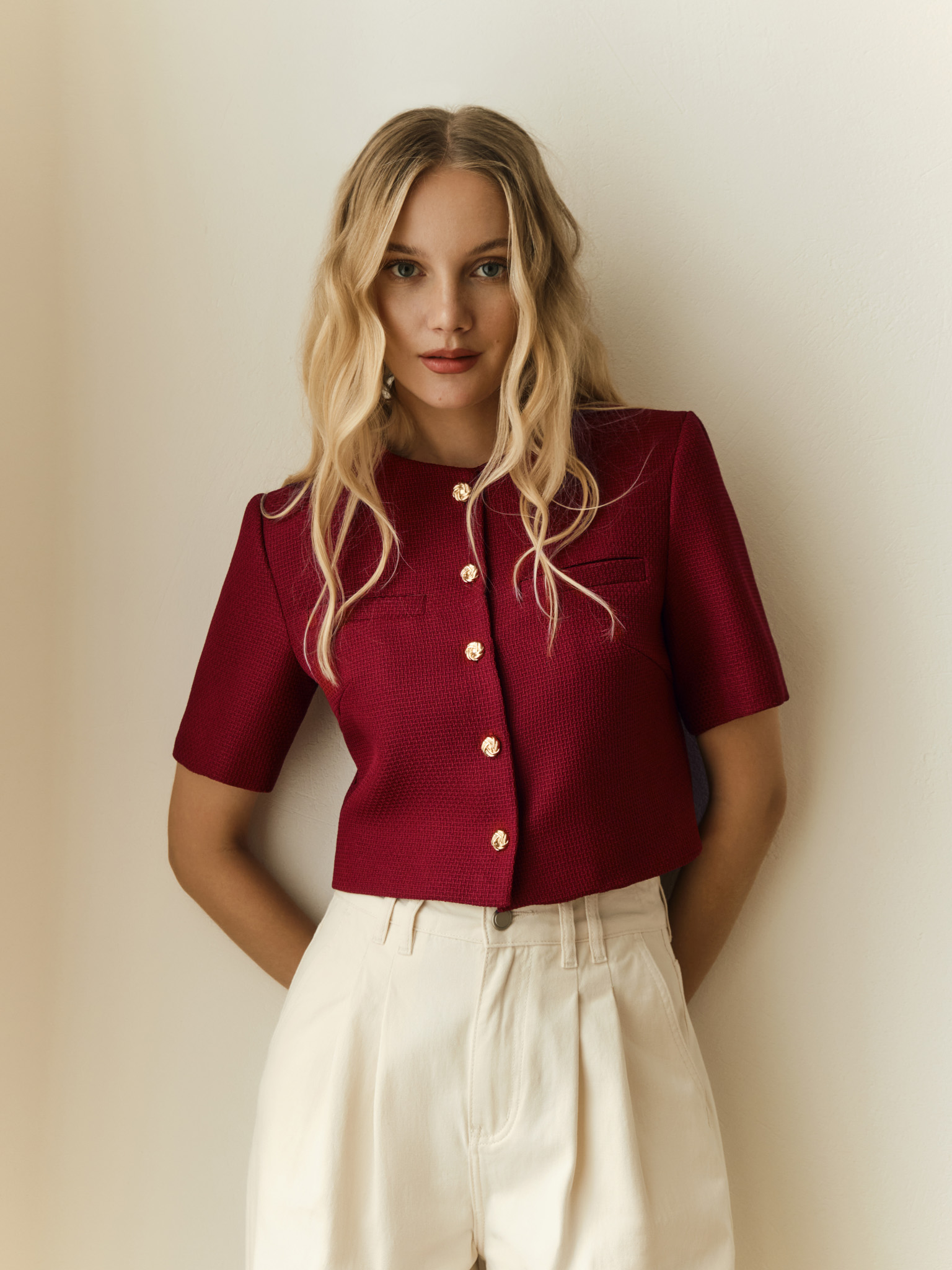 Short-sleeved tweed jacket with textured buttons