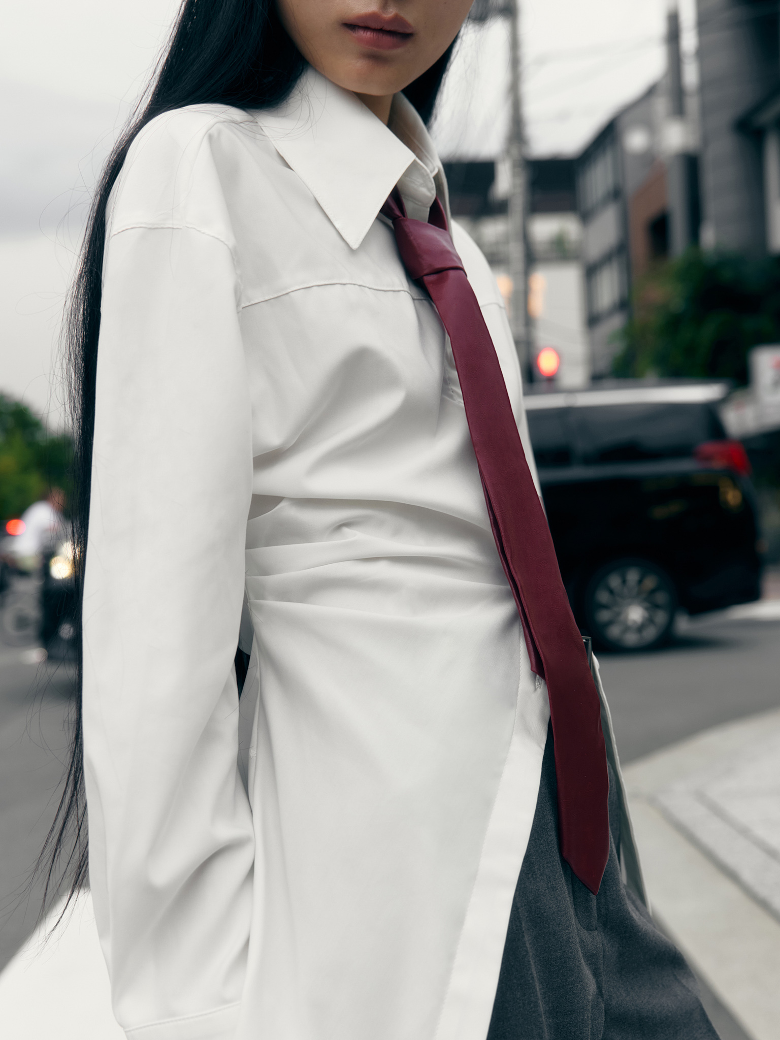 Fitted shirt with gathers and decorative stitching on the shoulders