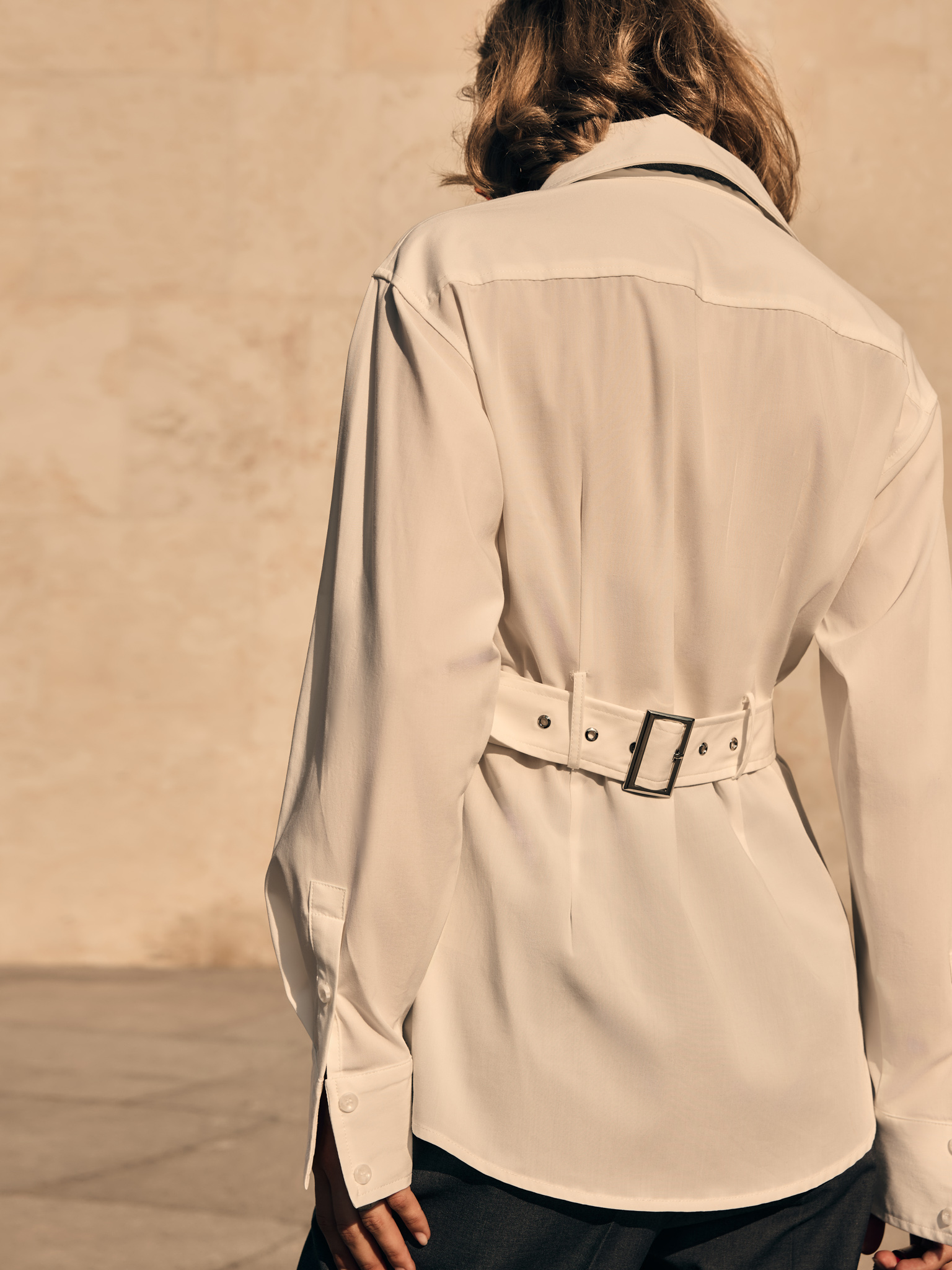 Прямая рубашка с ремнем на талии