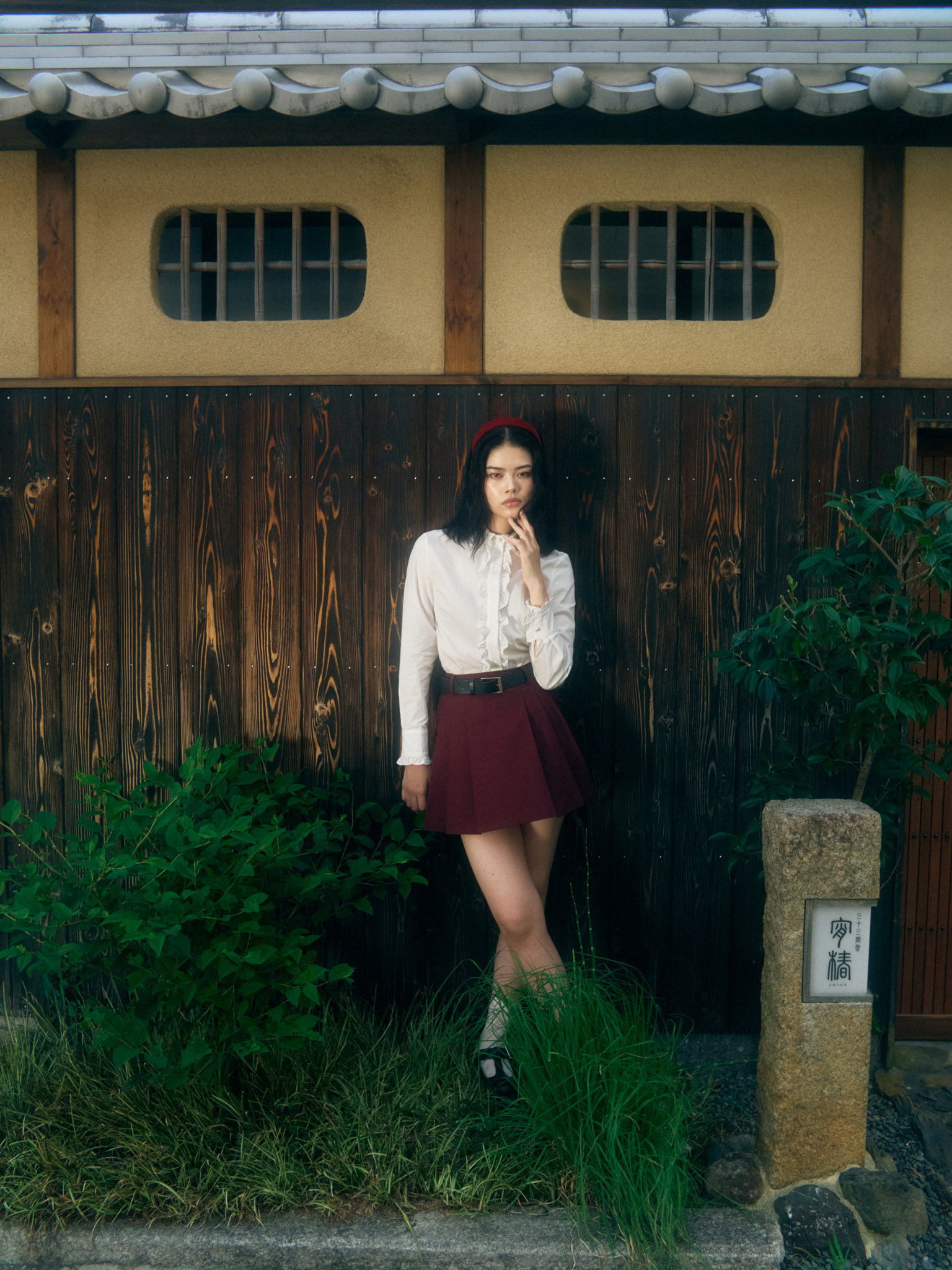 Mini skirt with large pleats on the sides and a belt