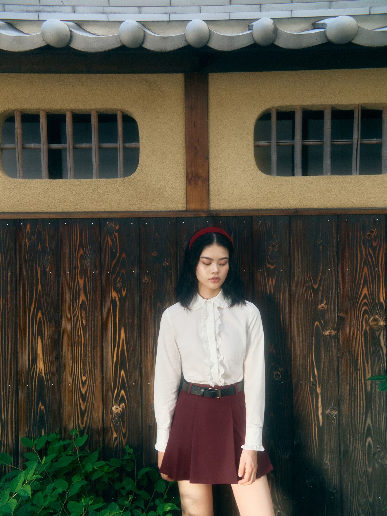 Mini skirt with large pleats on the sides and a belt