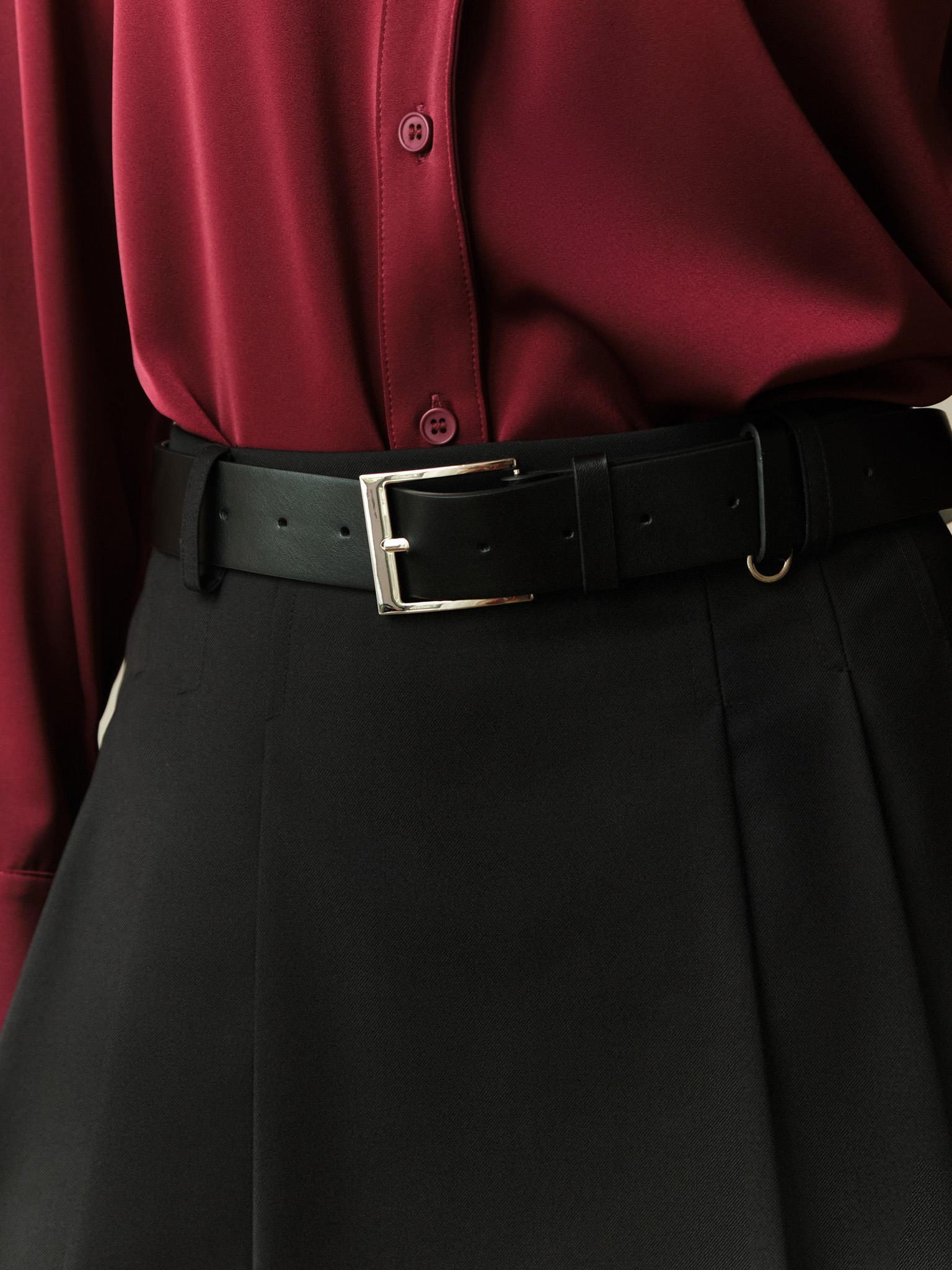 Mini skirt with large pleats on the sides and a belt
