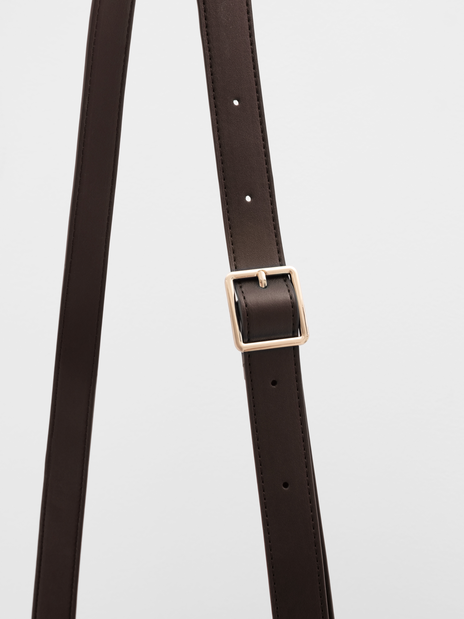 Hard-shell trapezoidal bag with side straps