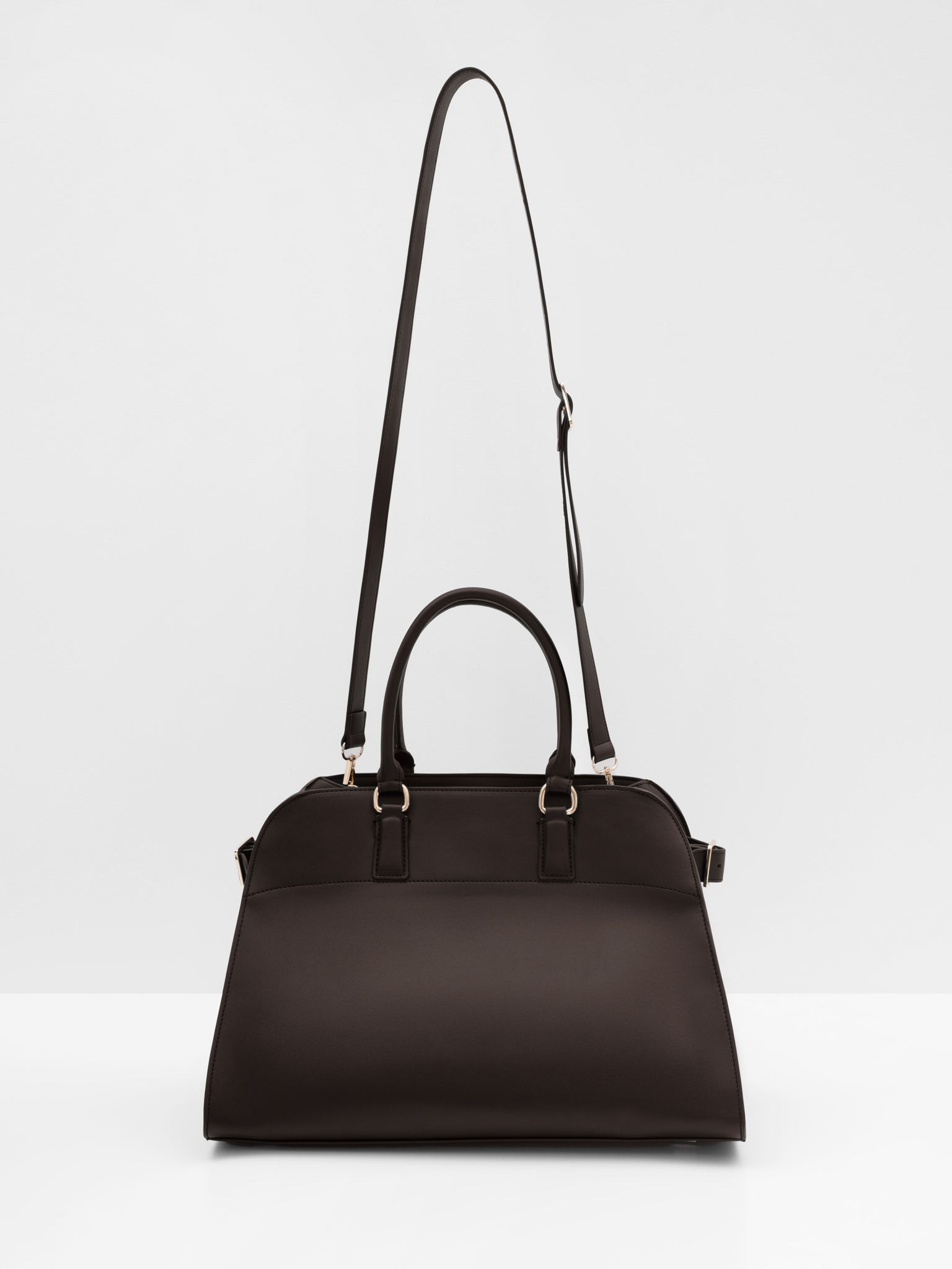 Hard-shell trapezoidal bag with side straps