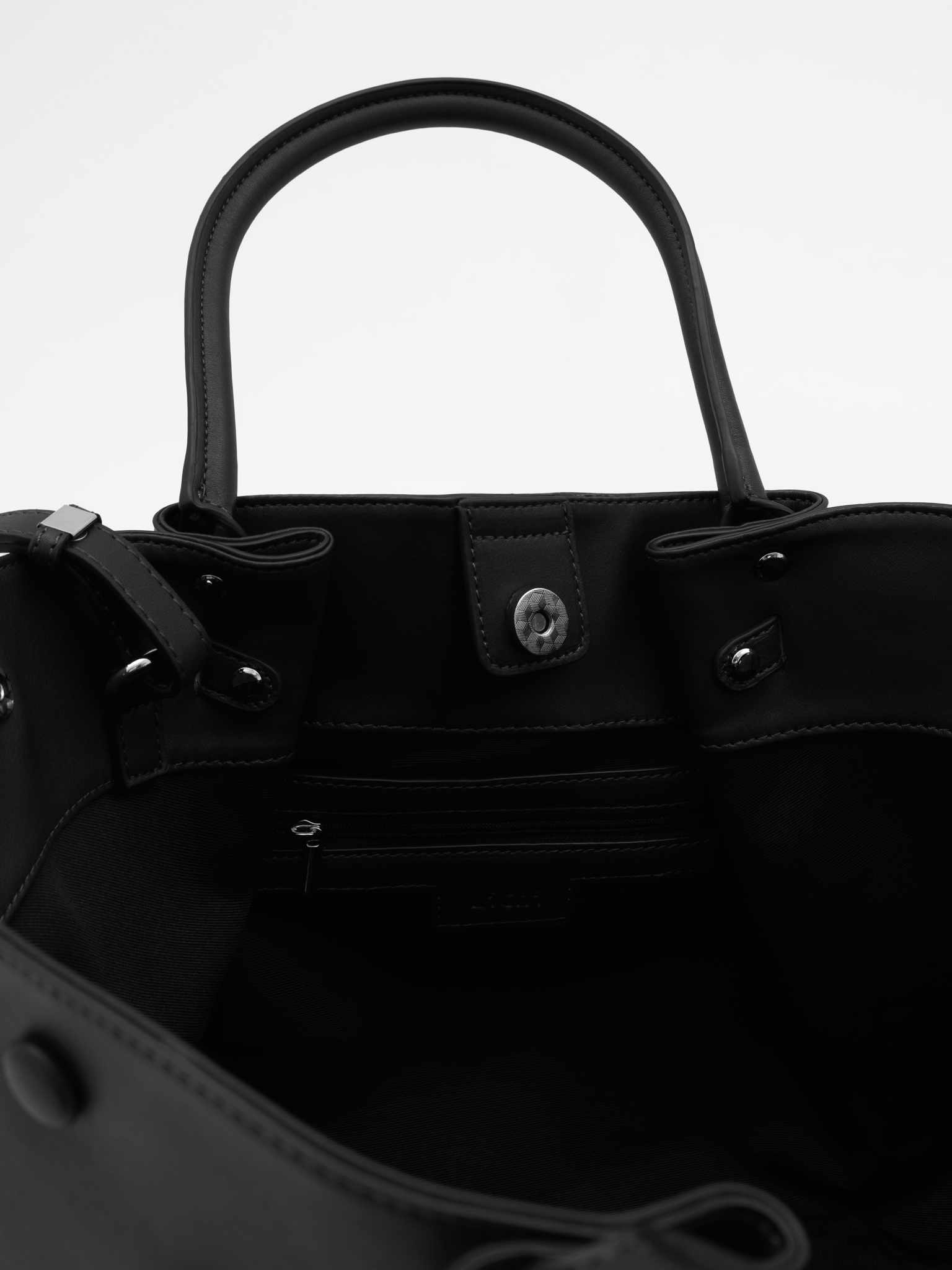 Trapezoidal bag with clasp closure