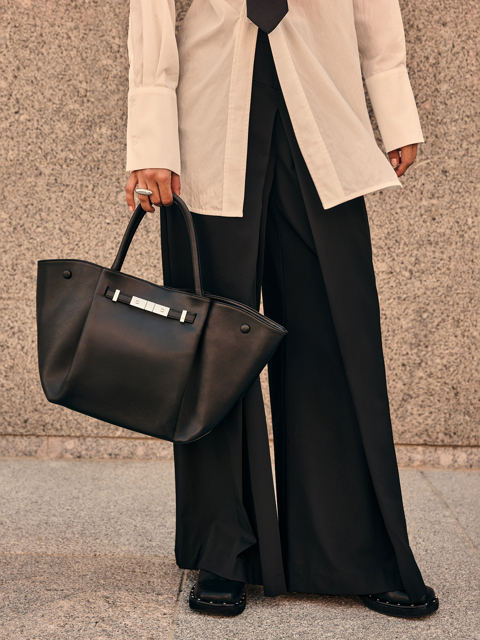 Trapezoidal bag with clasp closure