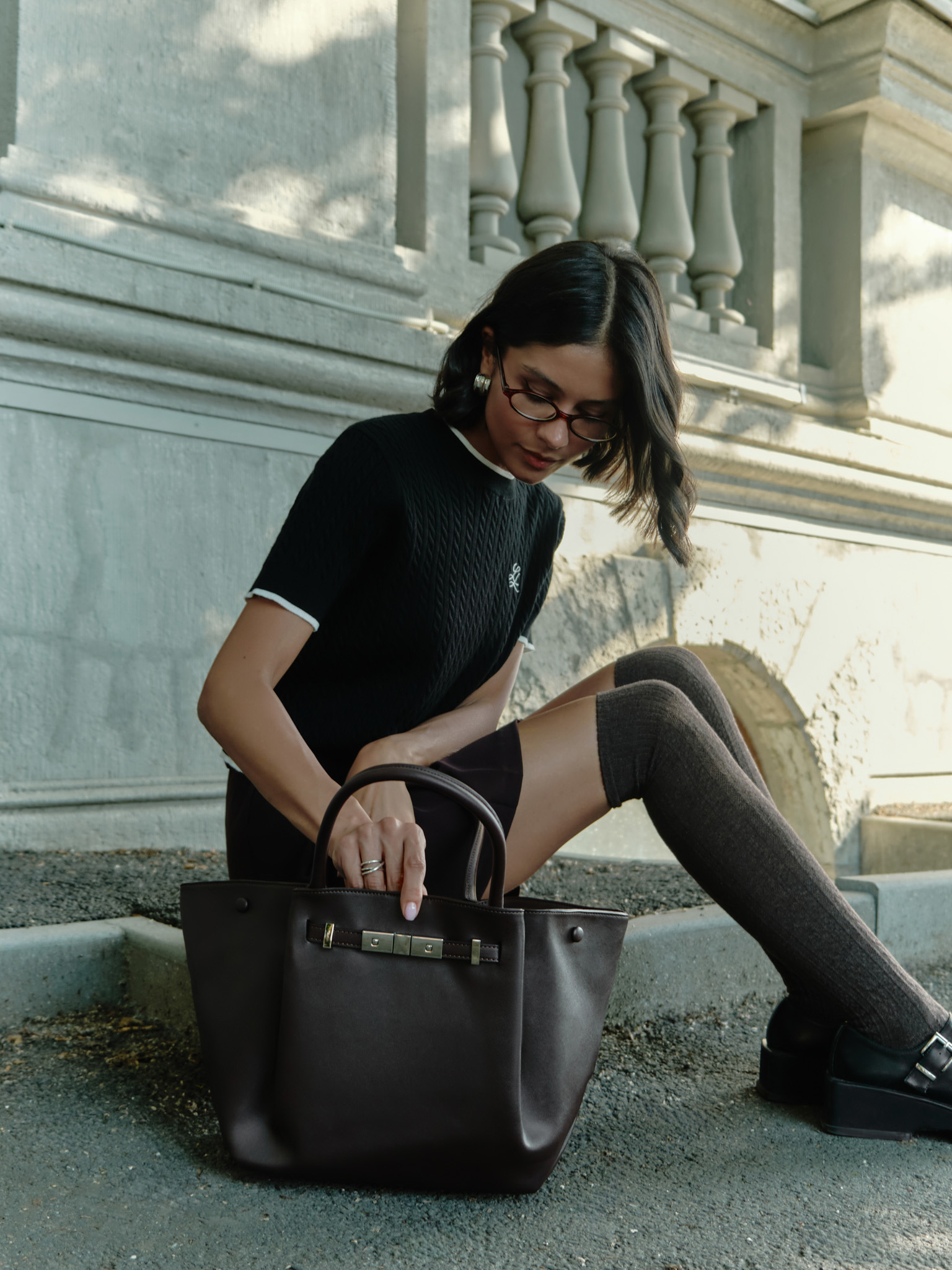 Trapezoidal bag with clasp closure