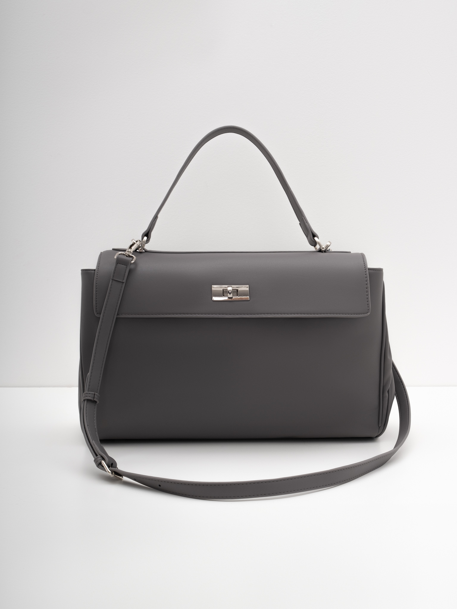 Rectangular bag with metal flap closure