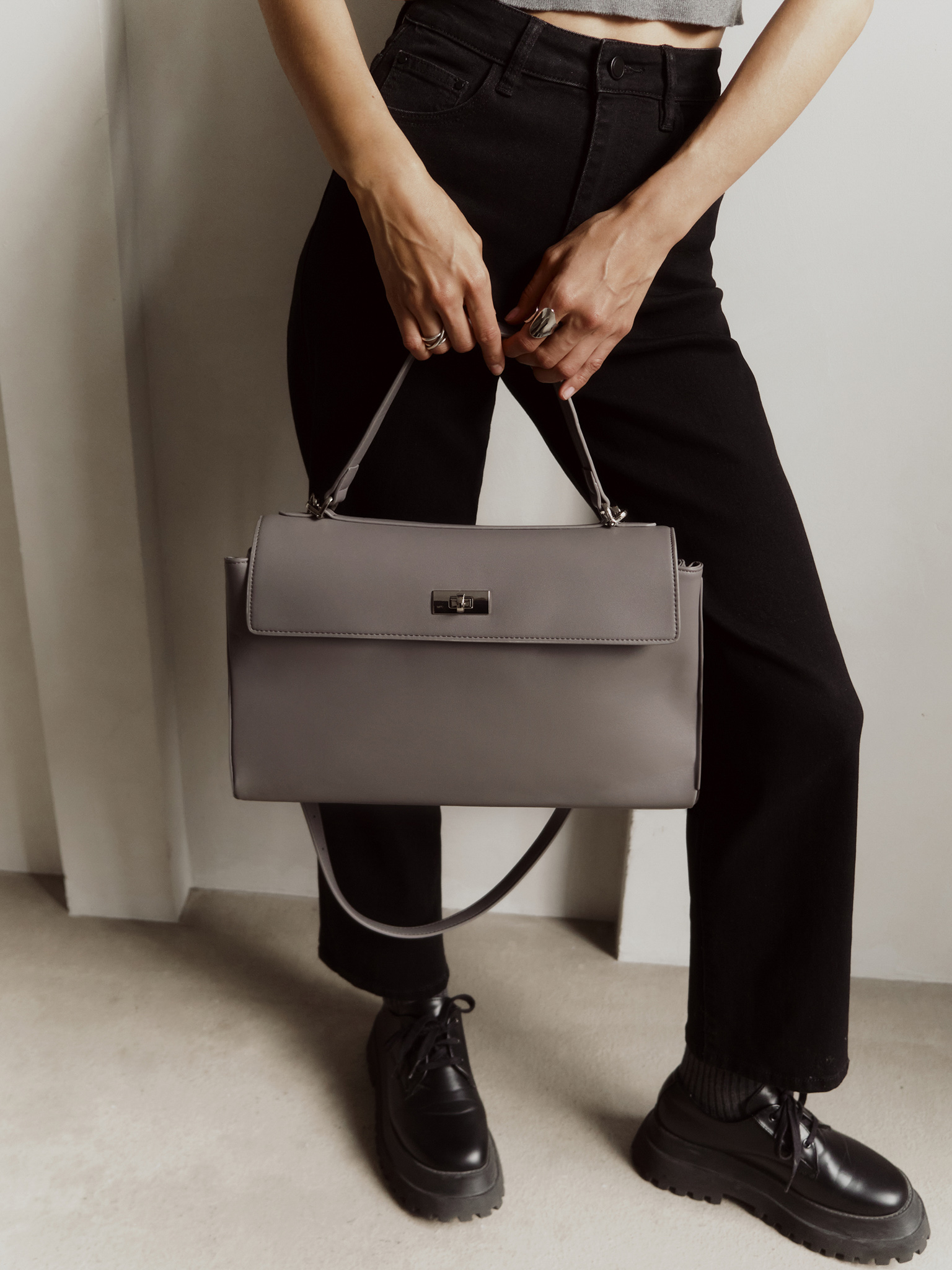 Rectangular bag with metal flap closure