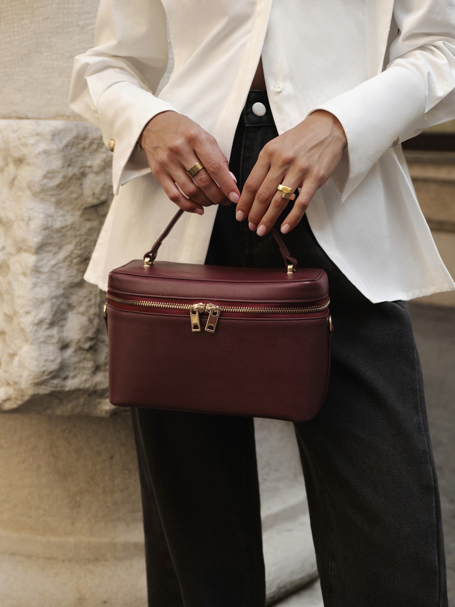 Миниатюрная сумка жесткой формы через плечо