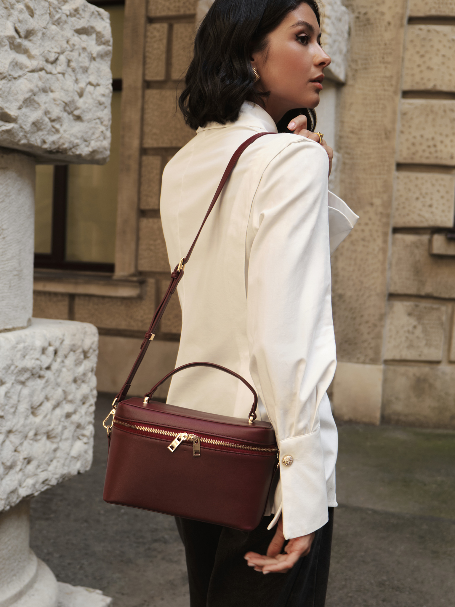 Миниатюрная сумка жесткой формы через плечо