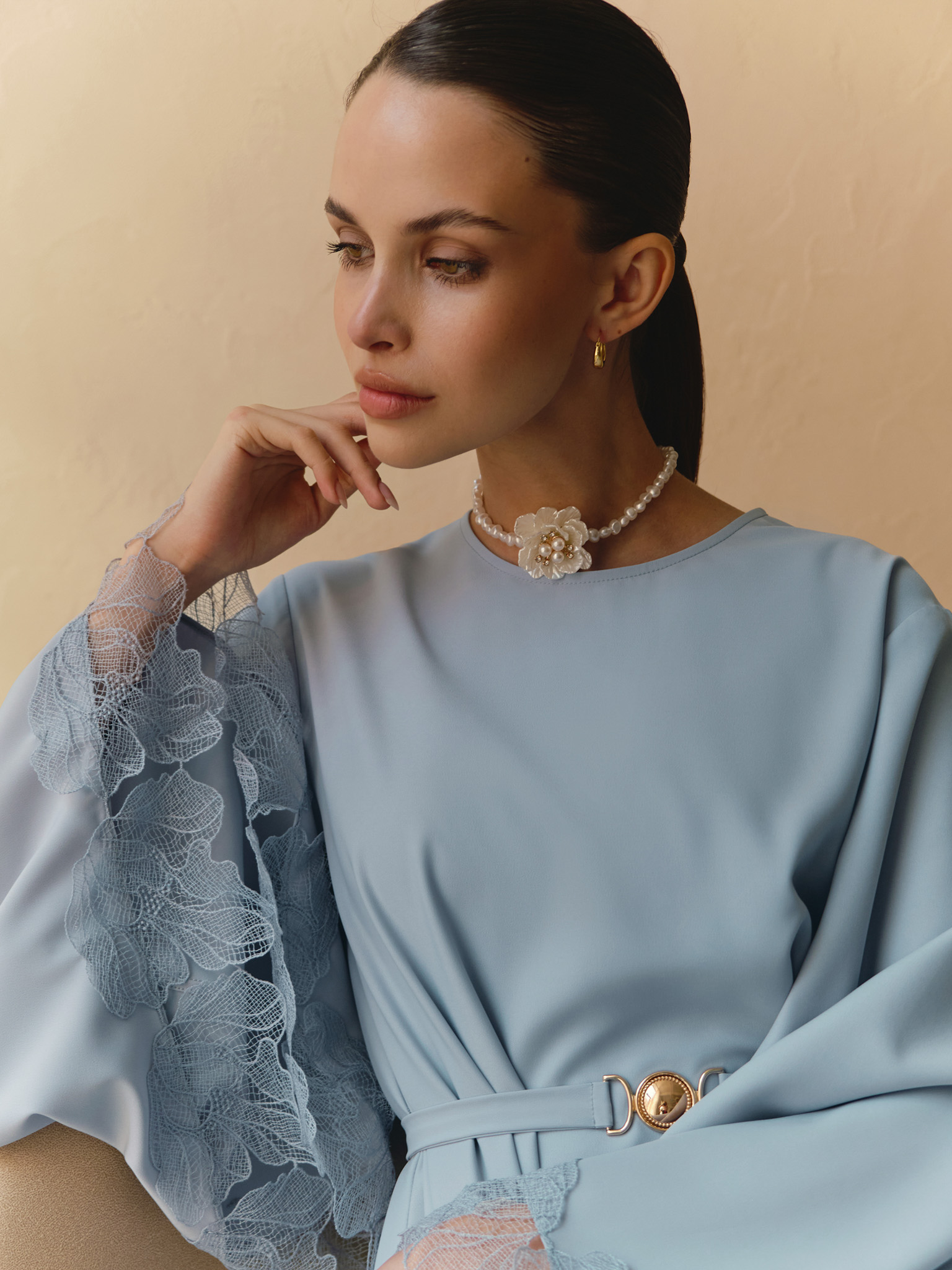 Pearl choker with flower pendant