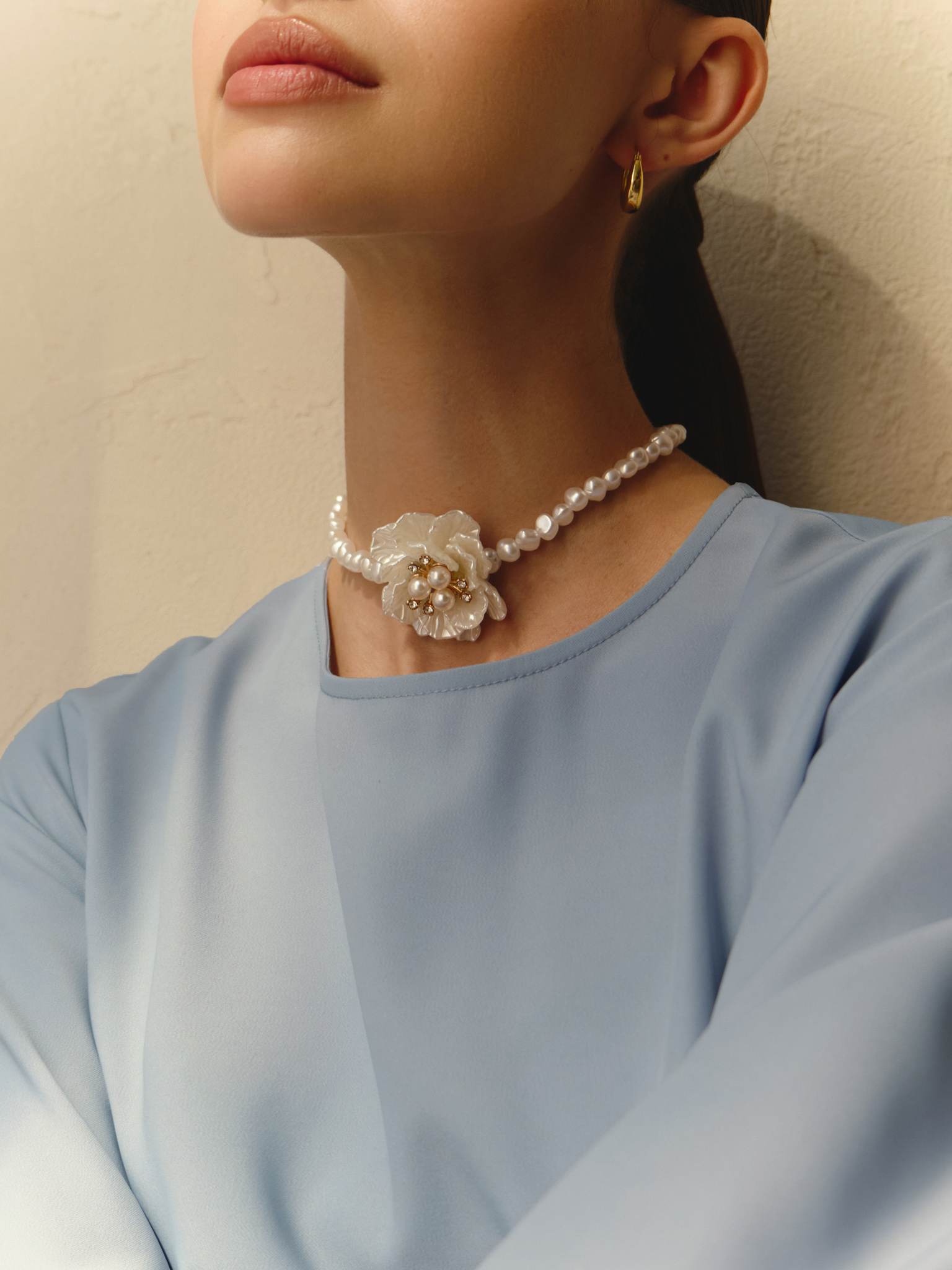 Pearl choker with flower pendant