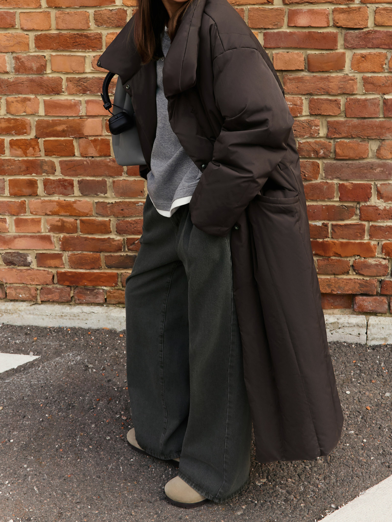 Пуховик макси с высоким воротником и ремнем из кожи