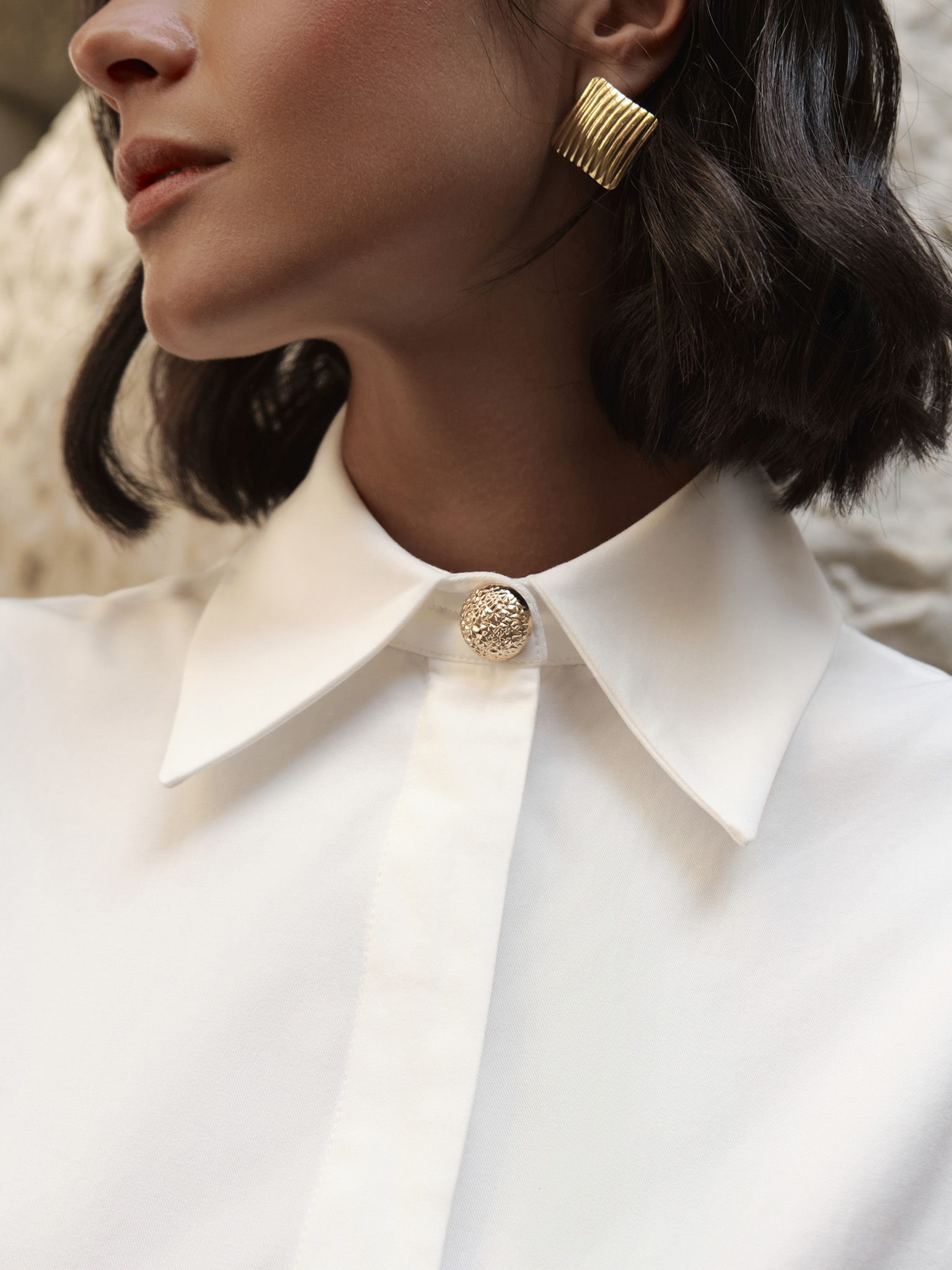 Fitted shirt with side stitching and accent buttons