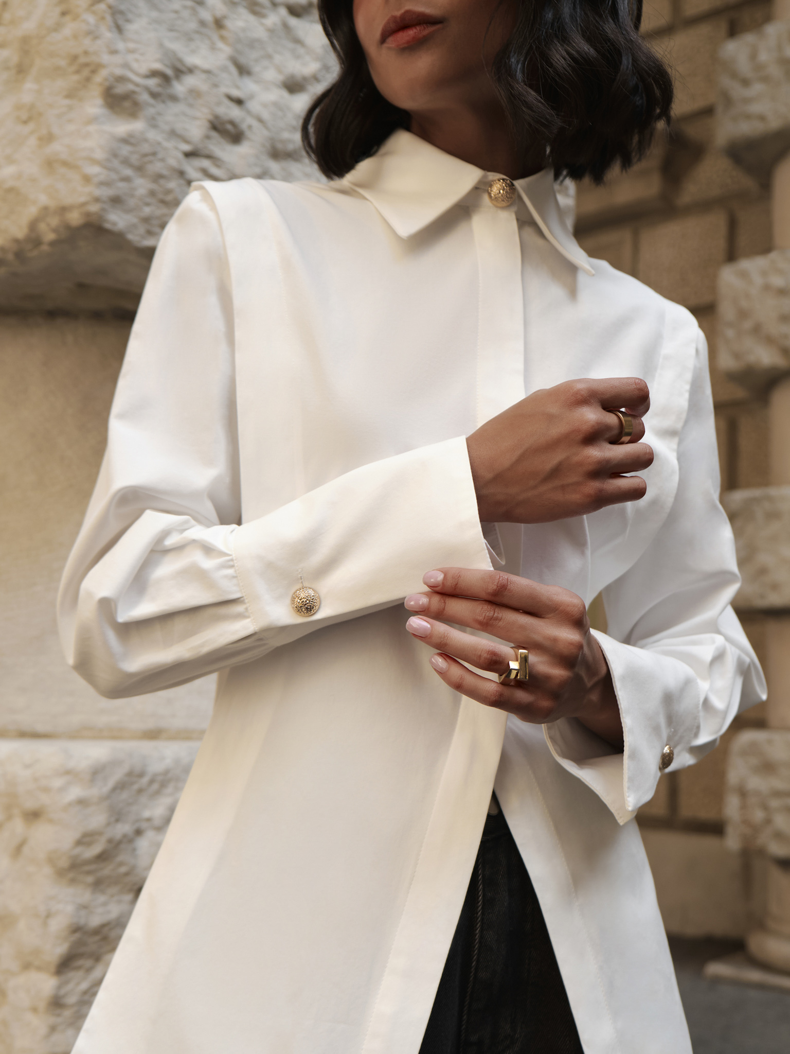 Fitted shirt with side stitching and accent buttons