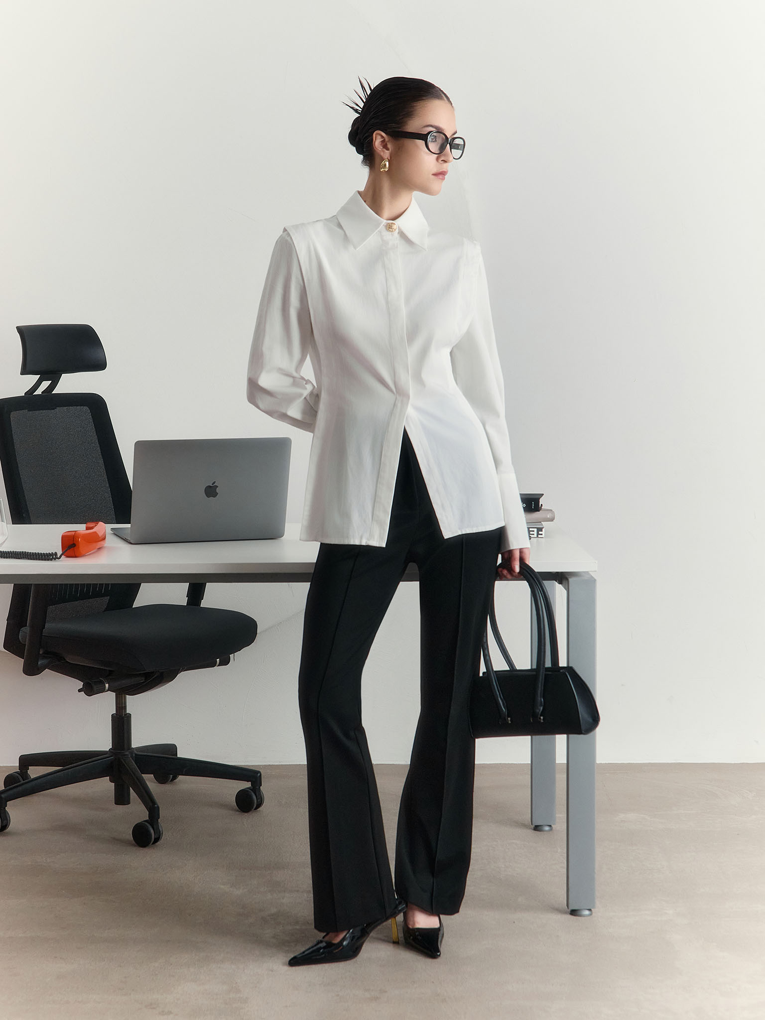 Fitted shirt with side stitching and accent buttons