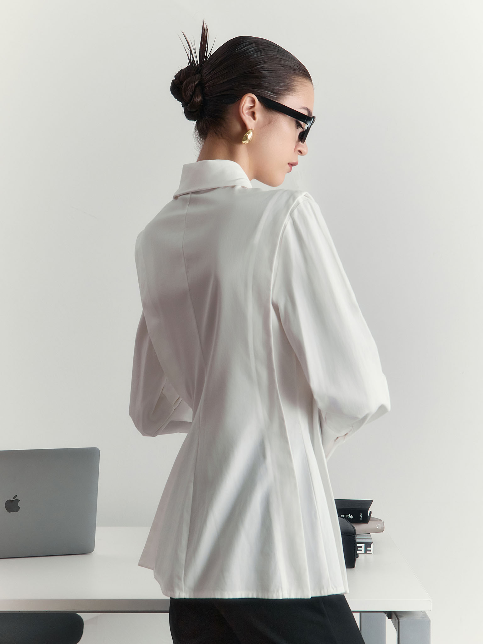 Fitted shirt with side stitching and accent buttons