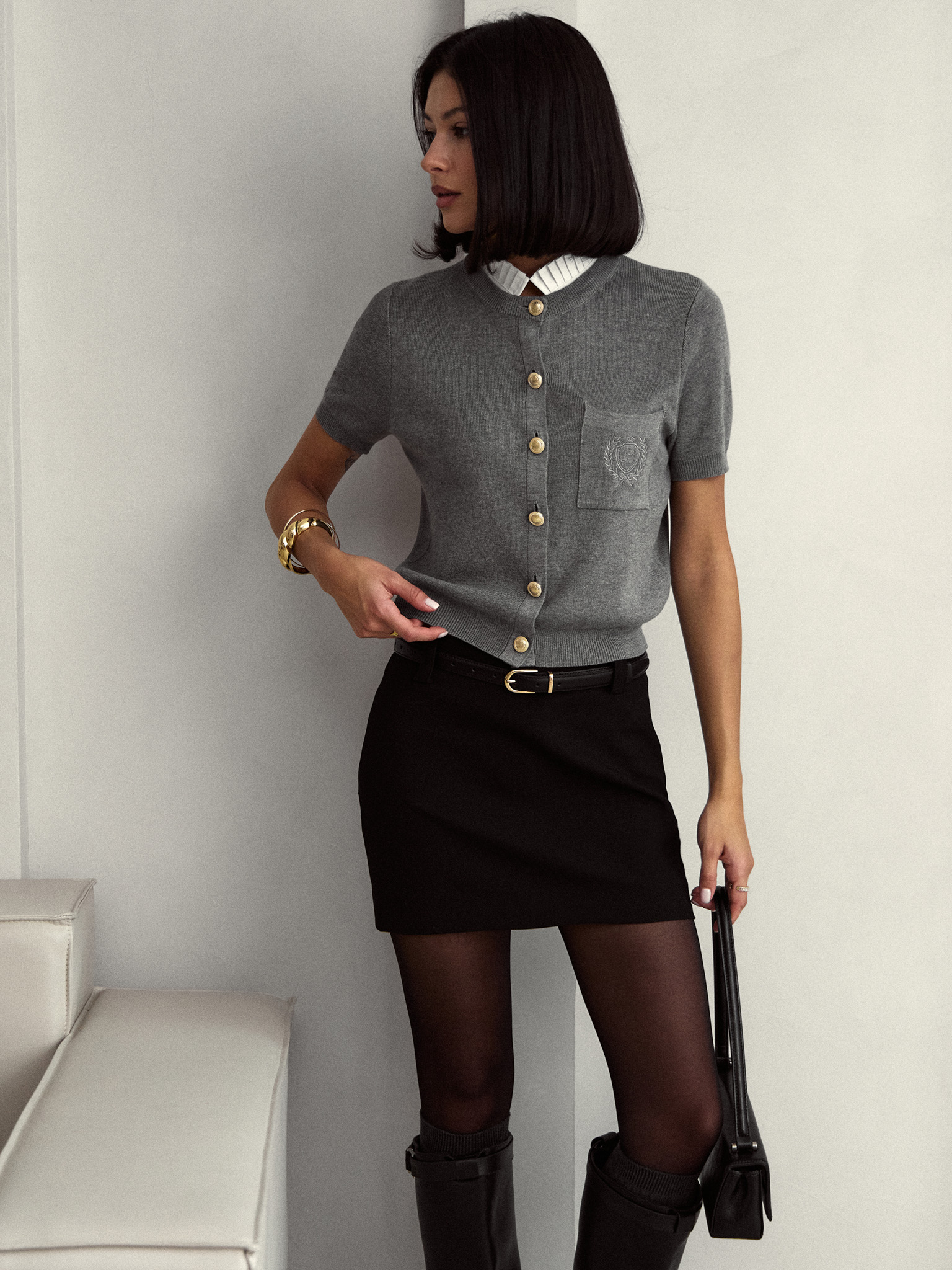 Strickjacke mit plissiertem Kragen und Stickerei