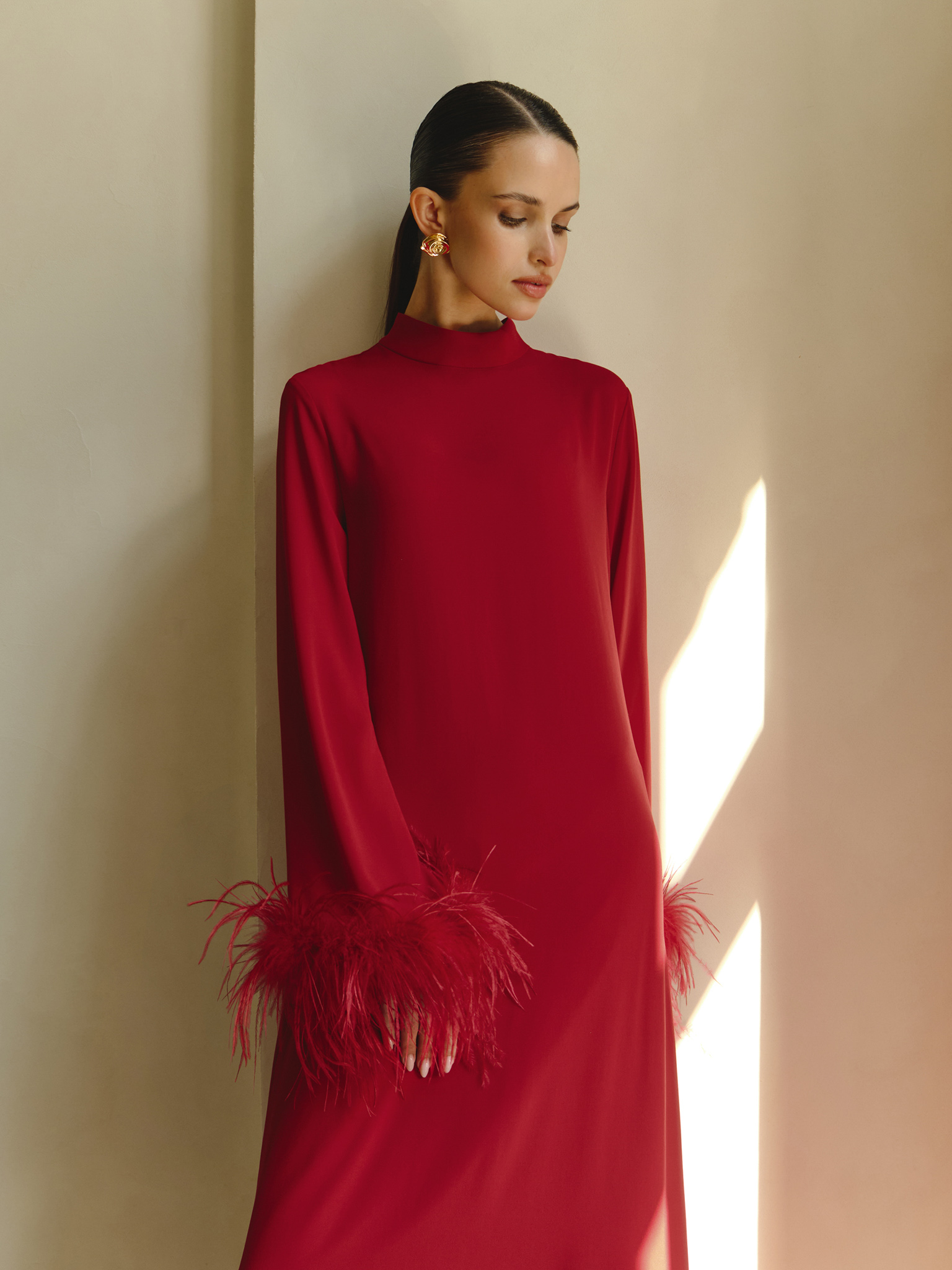 Straight midi dress with feathers on the cuffs