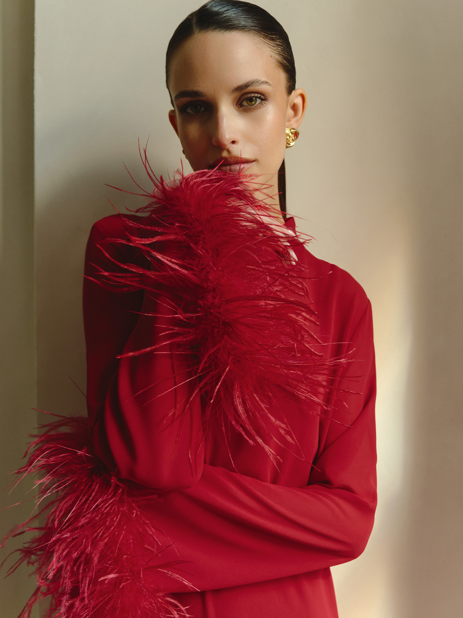 Straight midi dress with feathers on the cuffs