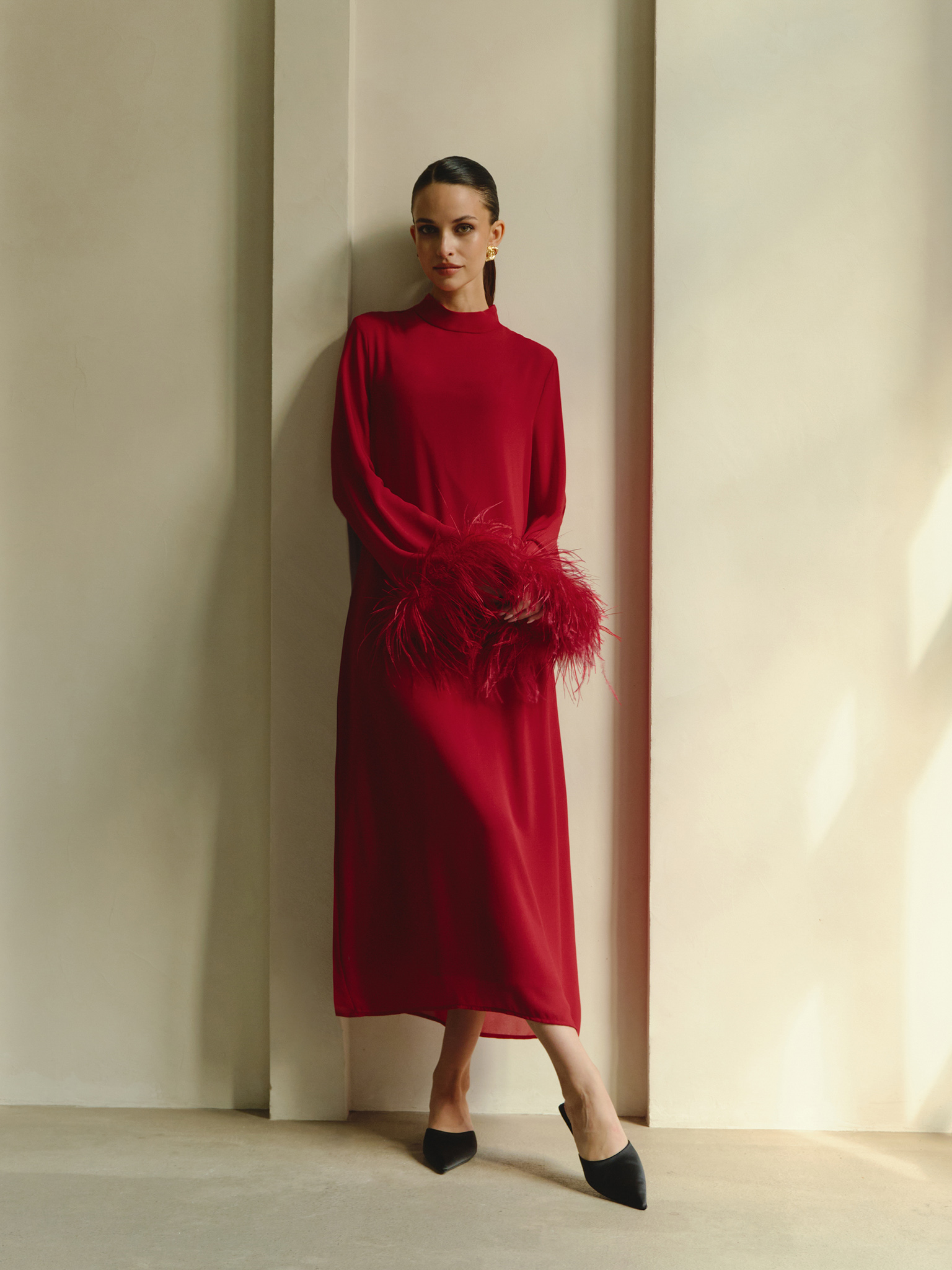 Straight midi dress with feathers on the cuffs