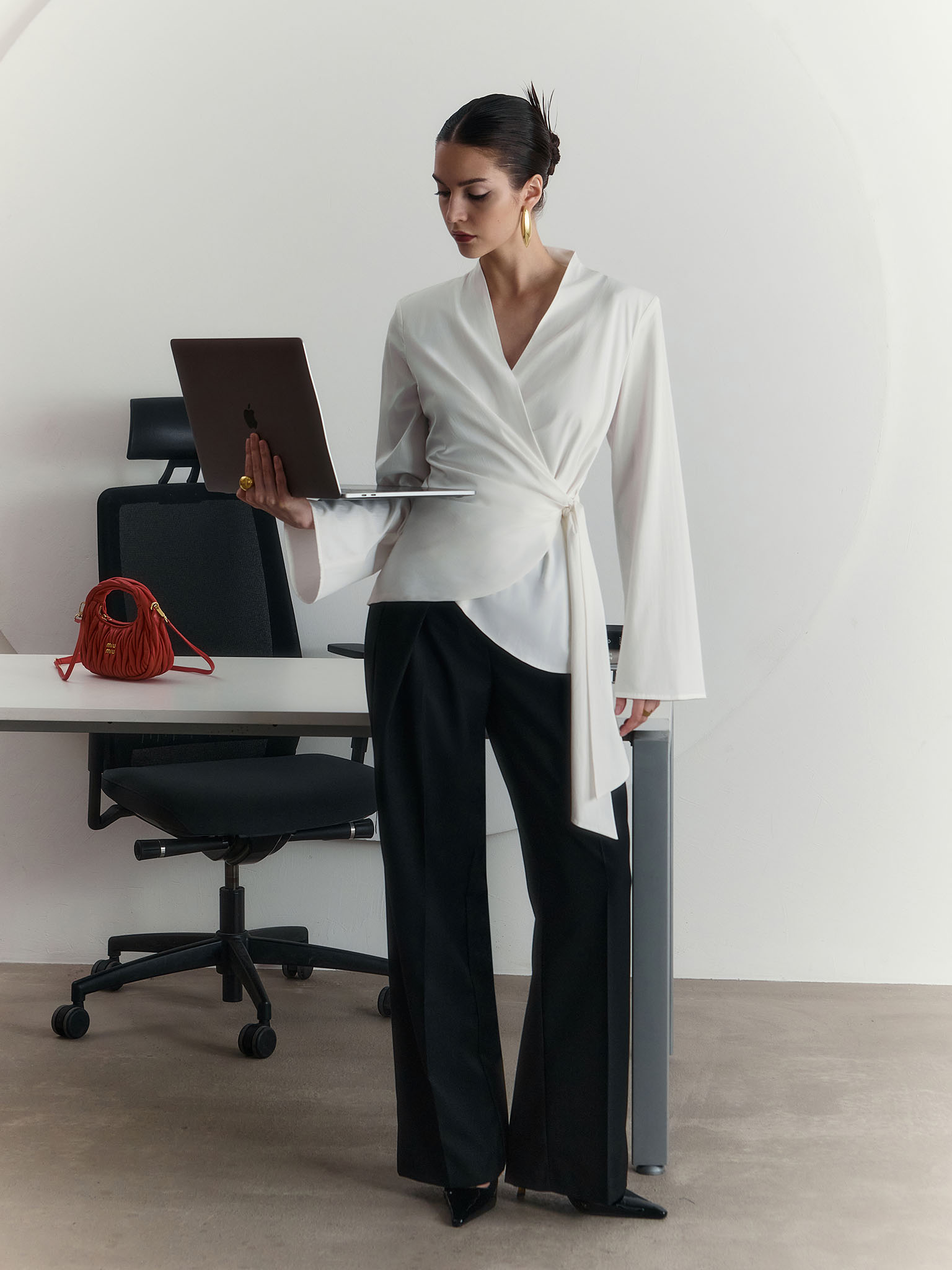 Loose-fitting suiting trousers with pleats at the front